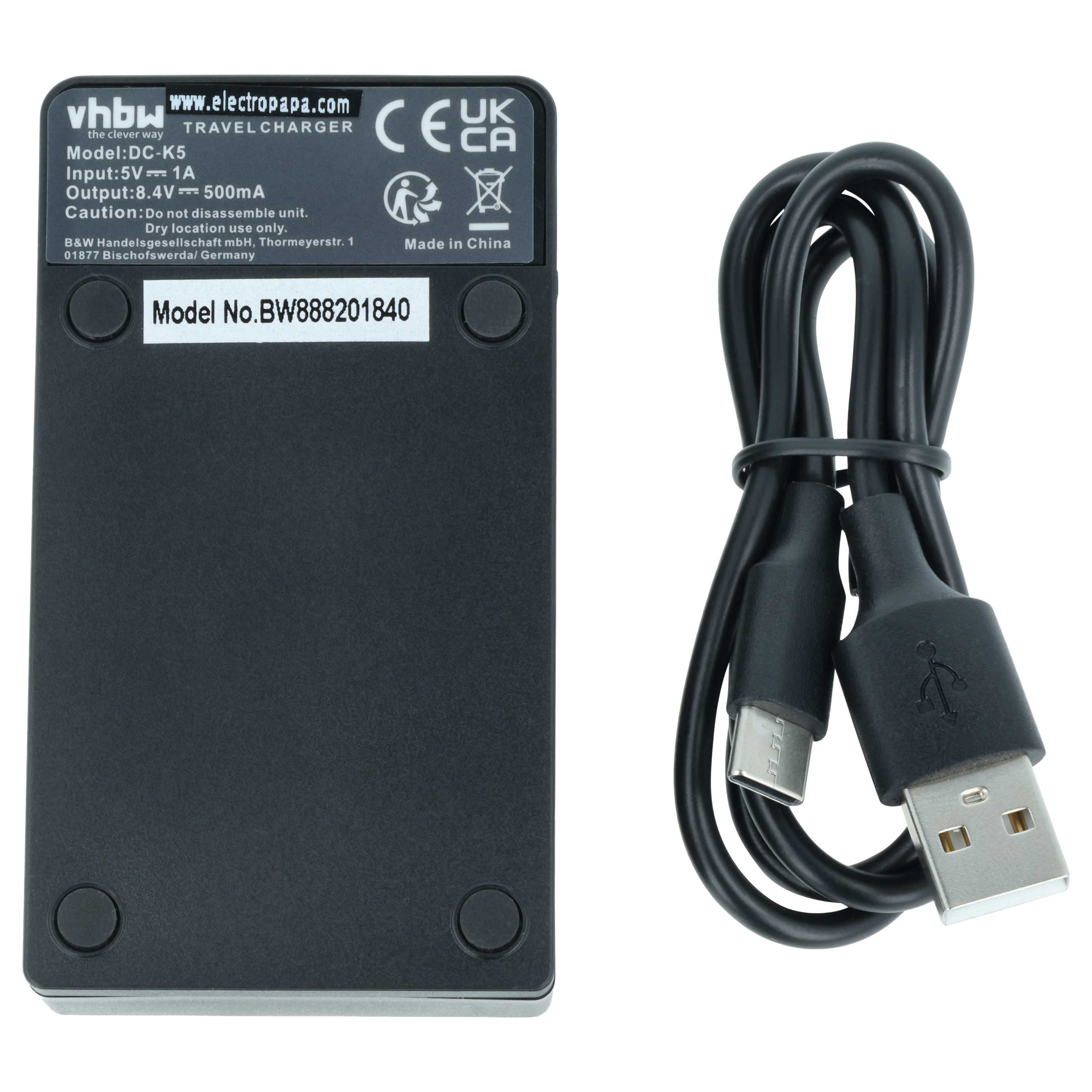 Ein schwarzes Netzteil mit USB-Kabel. Modell DC-K5.