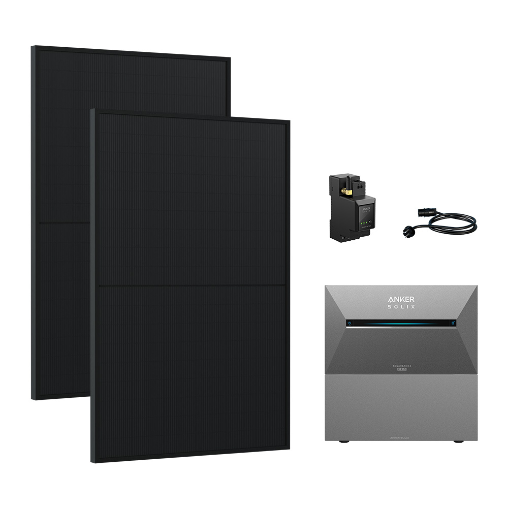 Zwei schwarze Solarmodule, ein schwarzer Kasten und ein grauer Kasten mit 