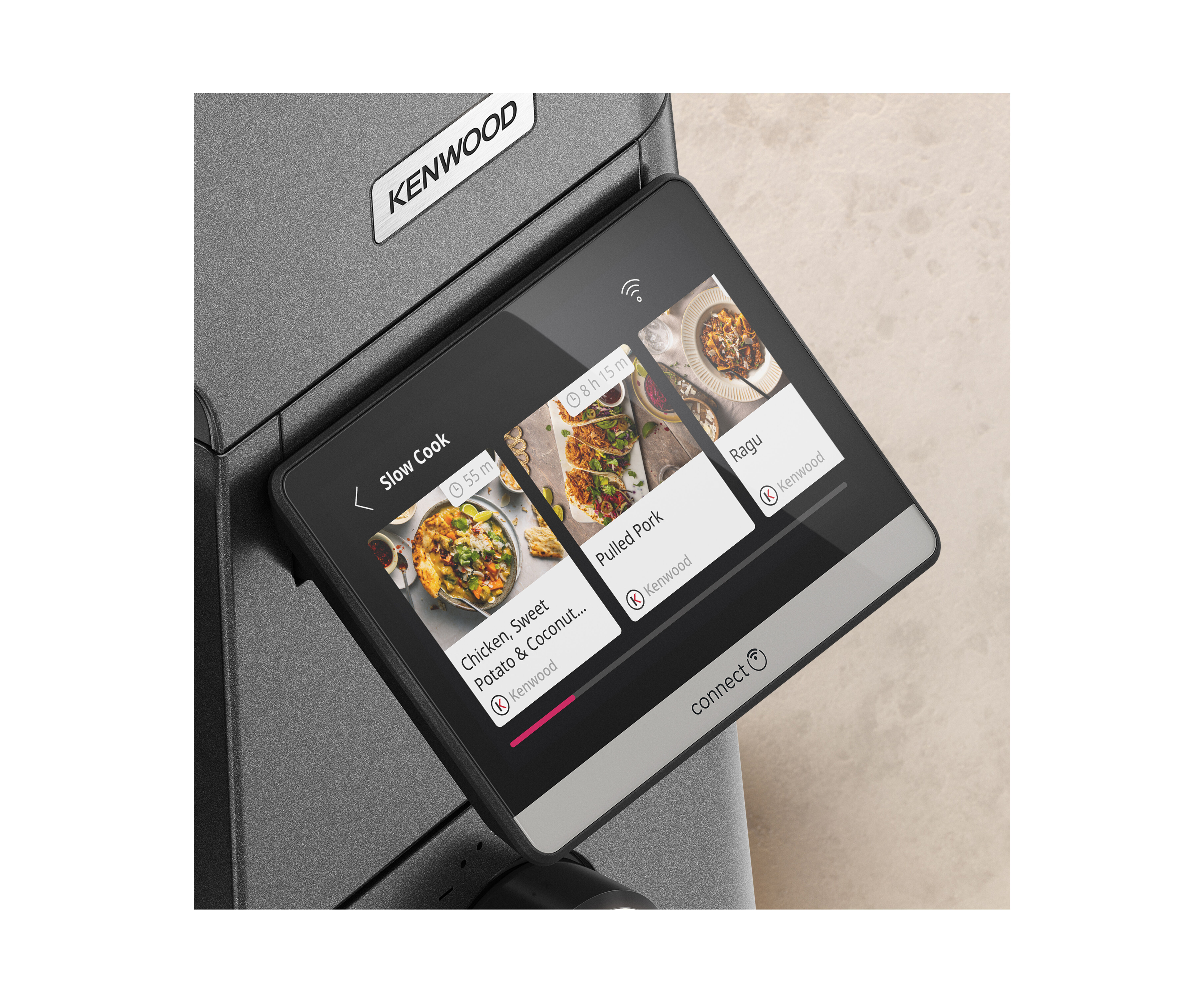 Ein Kenwood-Gerät mit Touchscreen zeigt Rezepte wie Hähnchen mit Süßkartoffel an.
