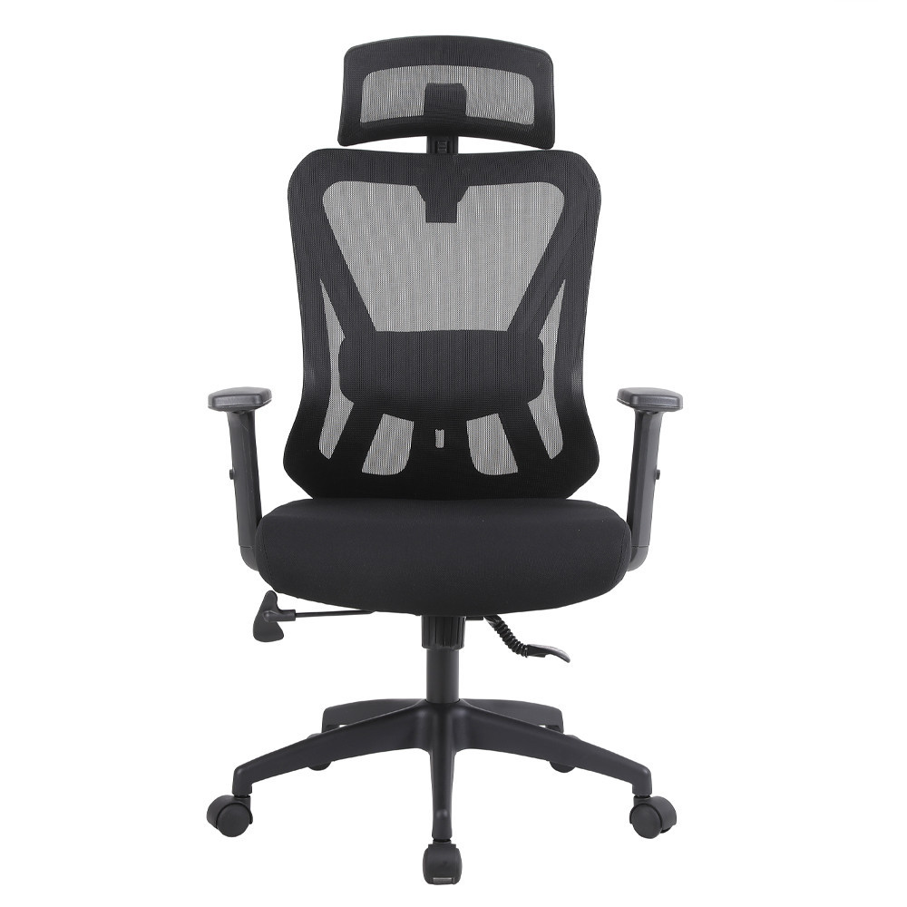 Czarny fotel biurowy z siatkowym oparciem, regulowanym zagłówkiem i kółkami.