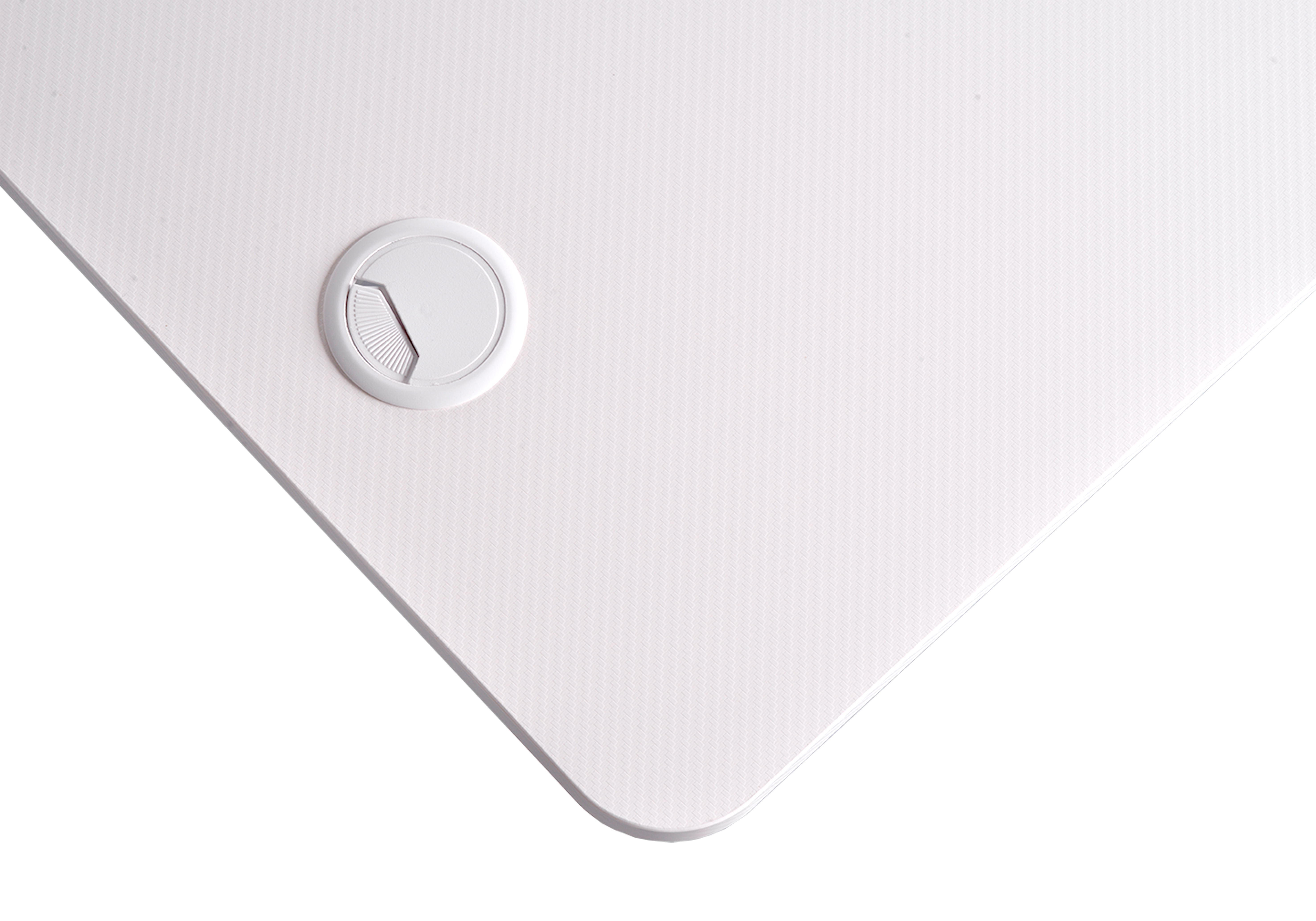 Biały, teksturowany blat stołu z okrągłym przepustem kablowym po lewej.