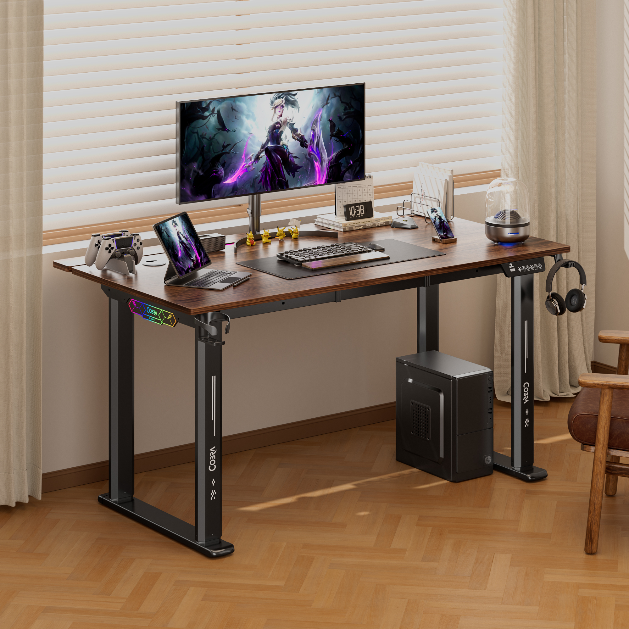 Biurko z regulacją wysokości z dwoma monitorami PC, laptopem, klawiaturą i myszką.