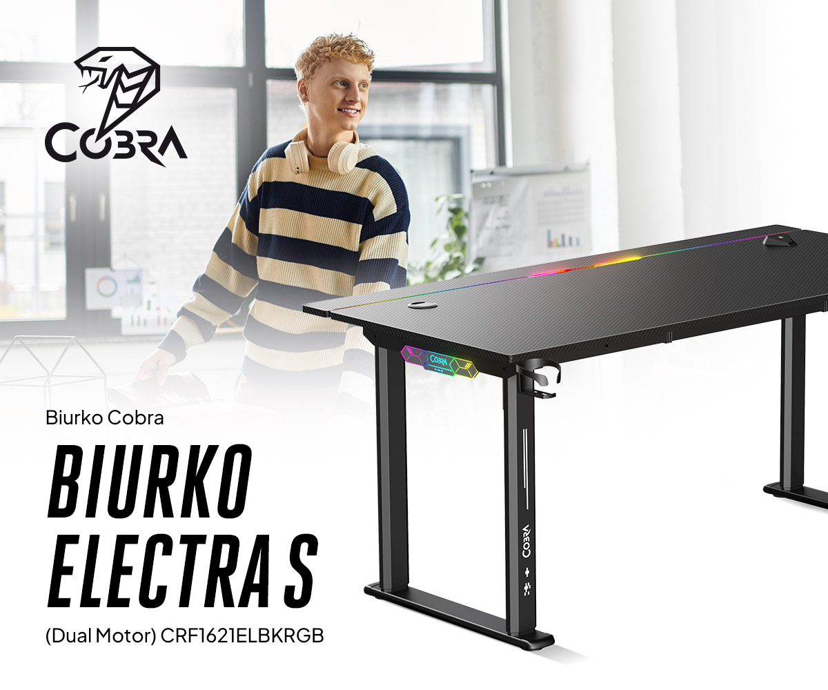 Mężczyzna stoi obok czarnego biurka z podświetleniem RGB.