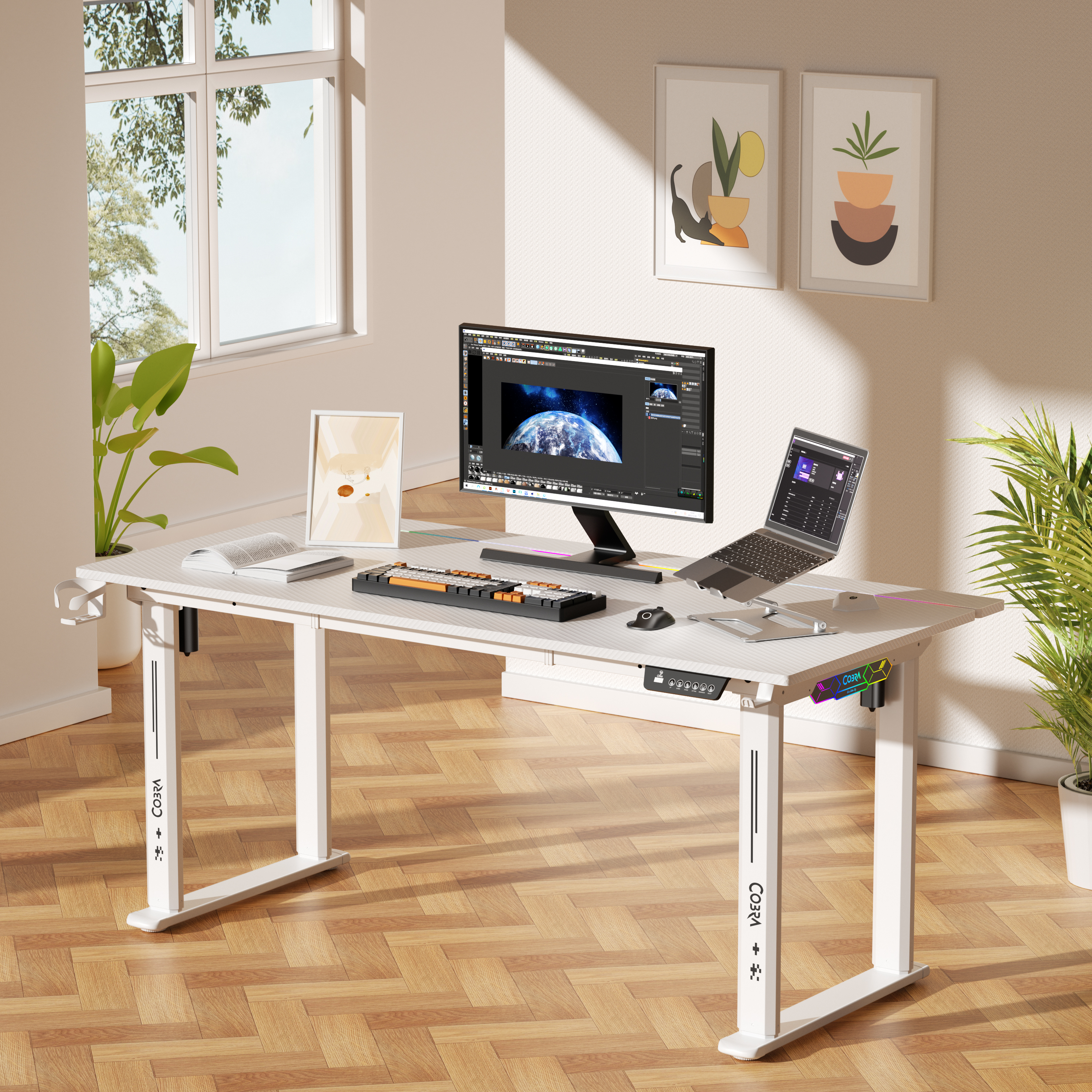 Białe biurko z komputerami, klawiaturą i myszką. Rośliny i obrazy w tle.