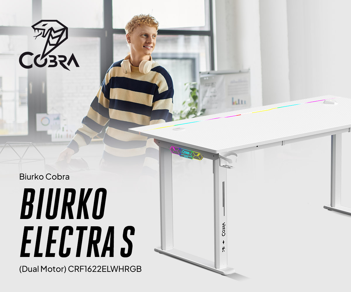 Mężczyzna stoi przy białym biurku z oświetleniem RGB. Widoczne logo Cobra.