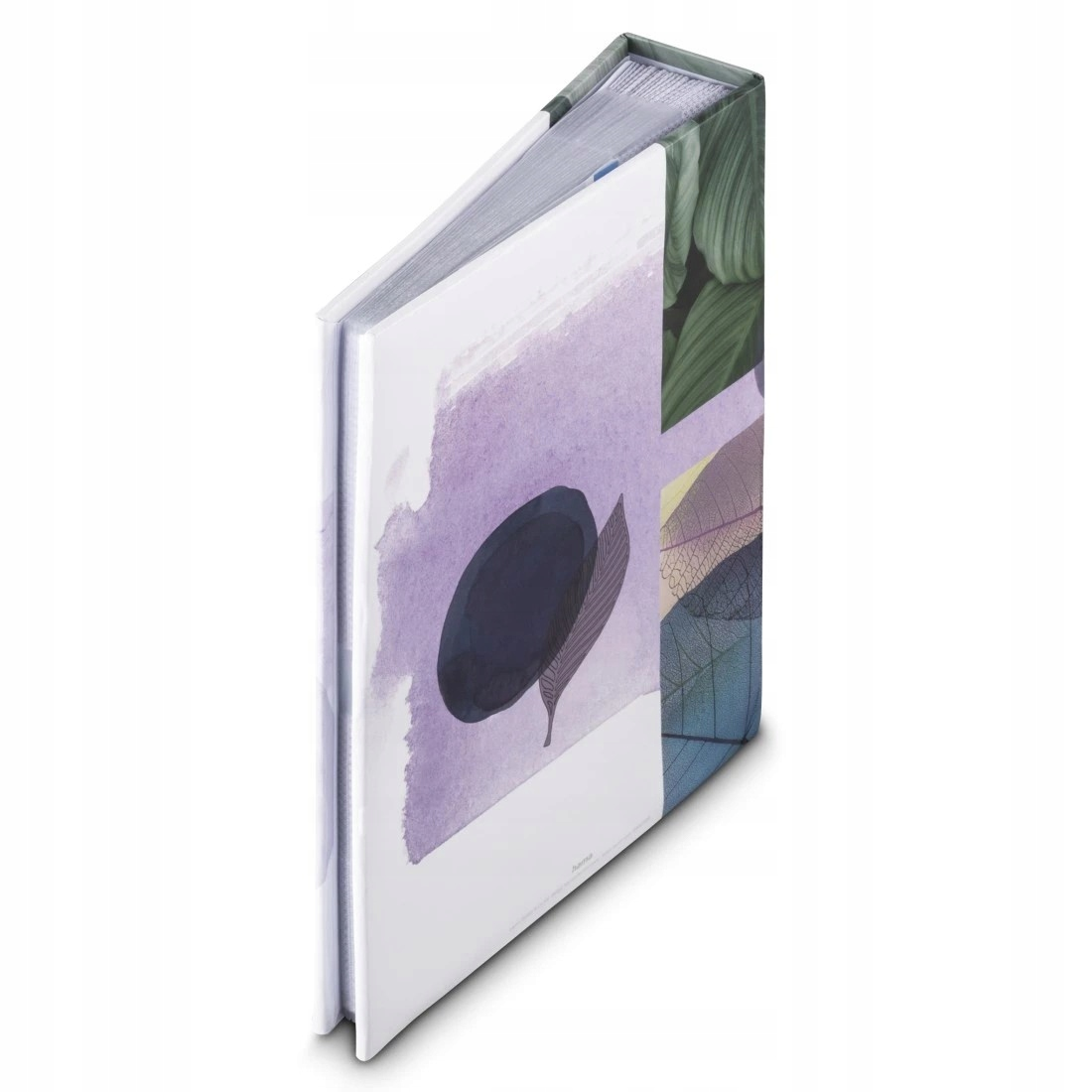 Otwarty album z fioletową ilustracją akwarelową i wzorami liści.