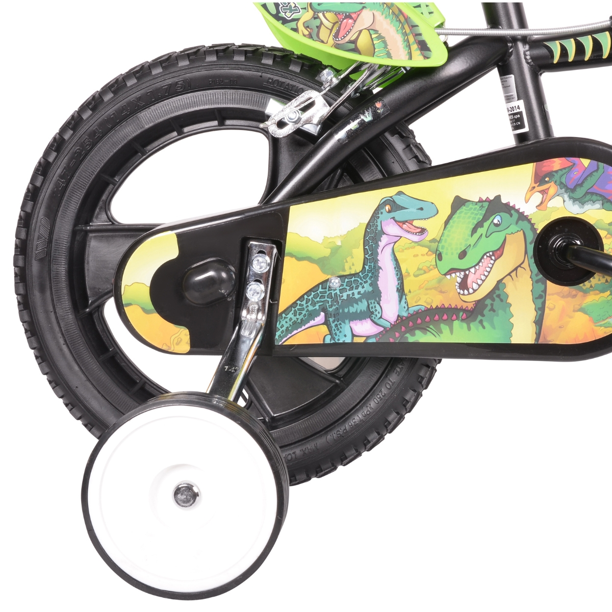 Zbliżenie roweru dziecięcego z naklejkami dinozaurów, kółkami podporowymi i czarną oponą.