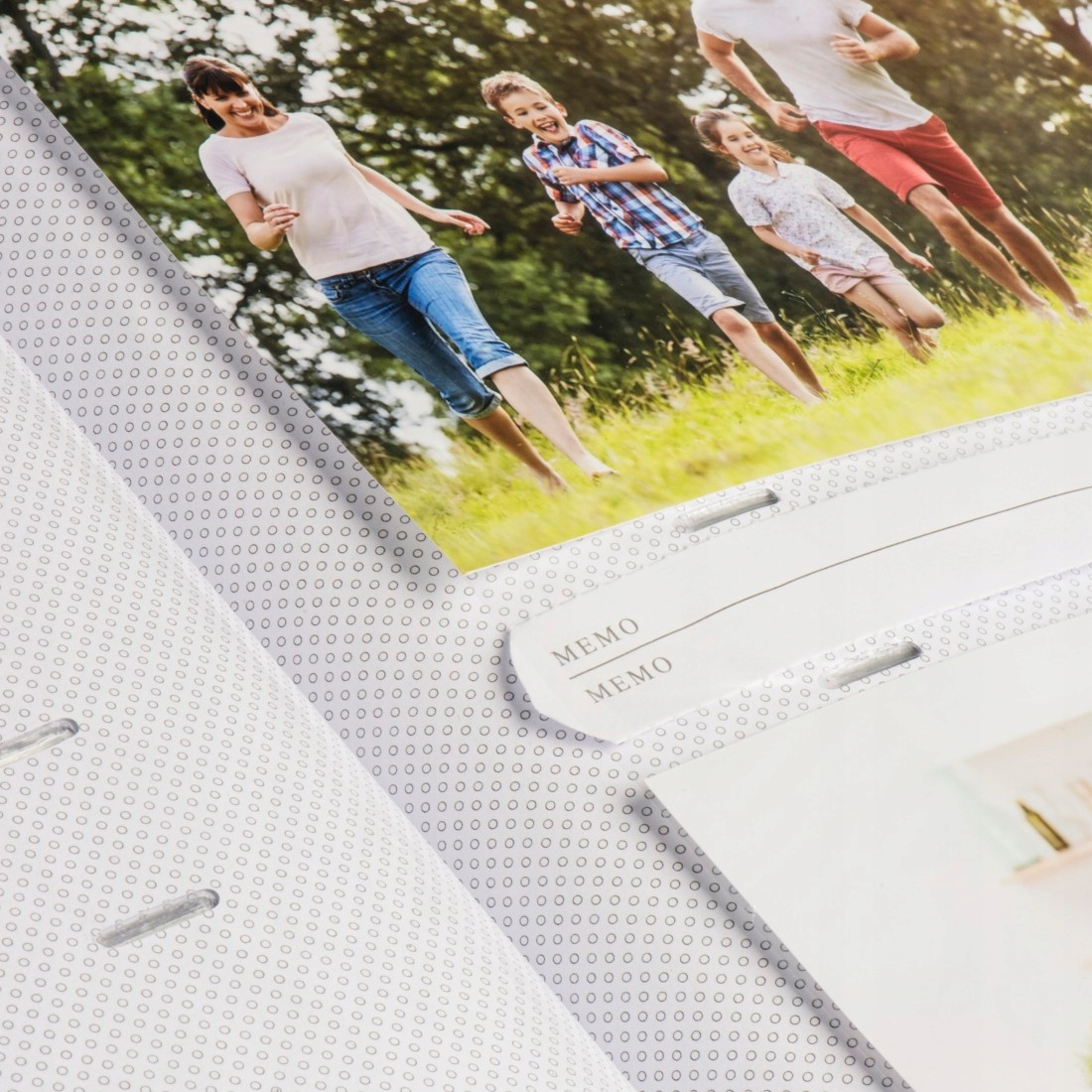 Rodzina biegnie po trawie, matka, syn, córka, ojciec.