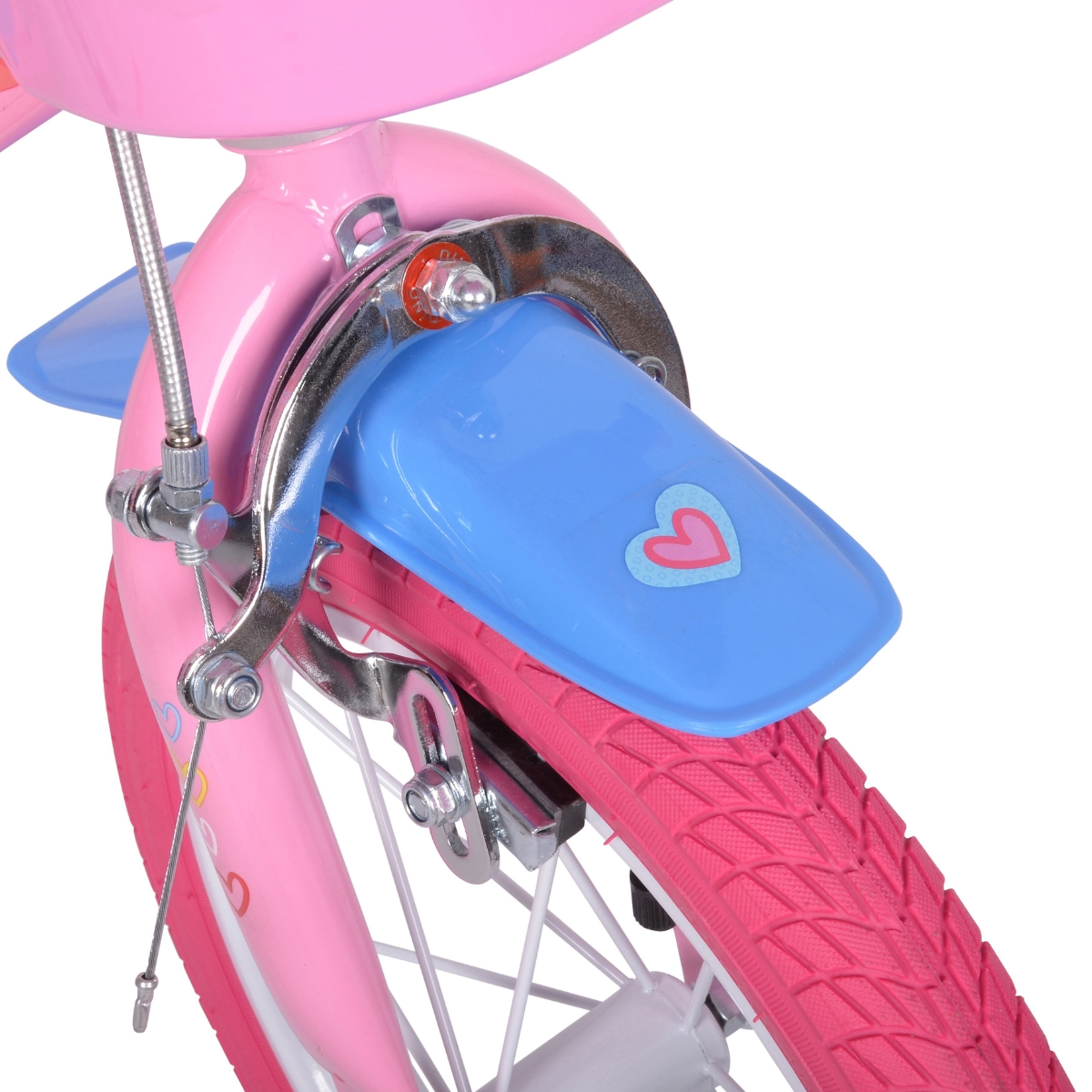 Zbliżenie na różowy rower dziecięcy z niebieskim błotnikiem i naklejką w kształcie serca.