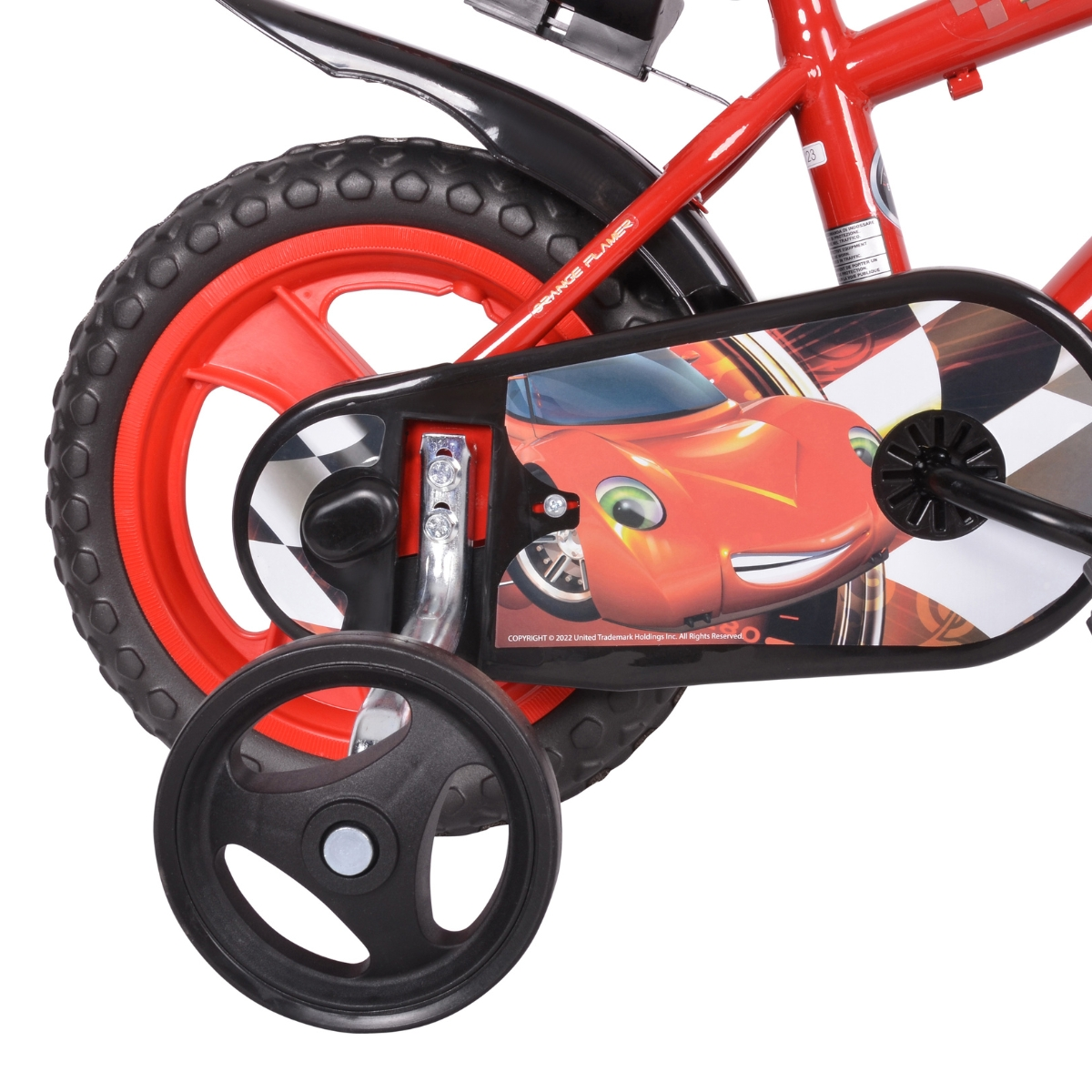 Zbliżenie czerwonego roweru dziecięcego z kółkami bocznymi i kreskówkowym samochodem.