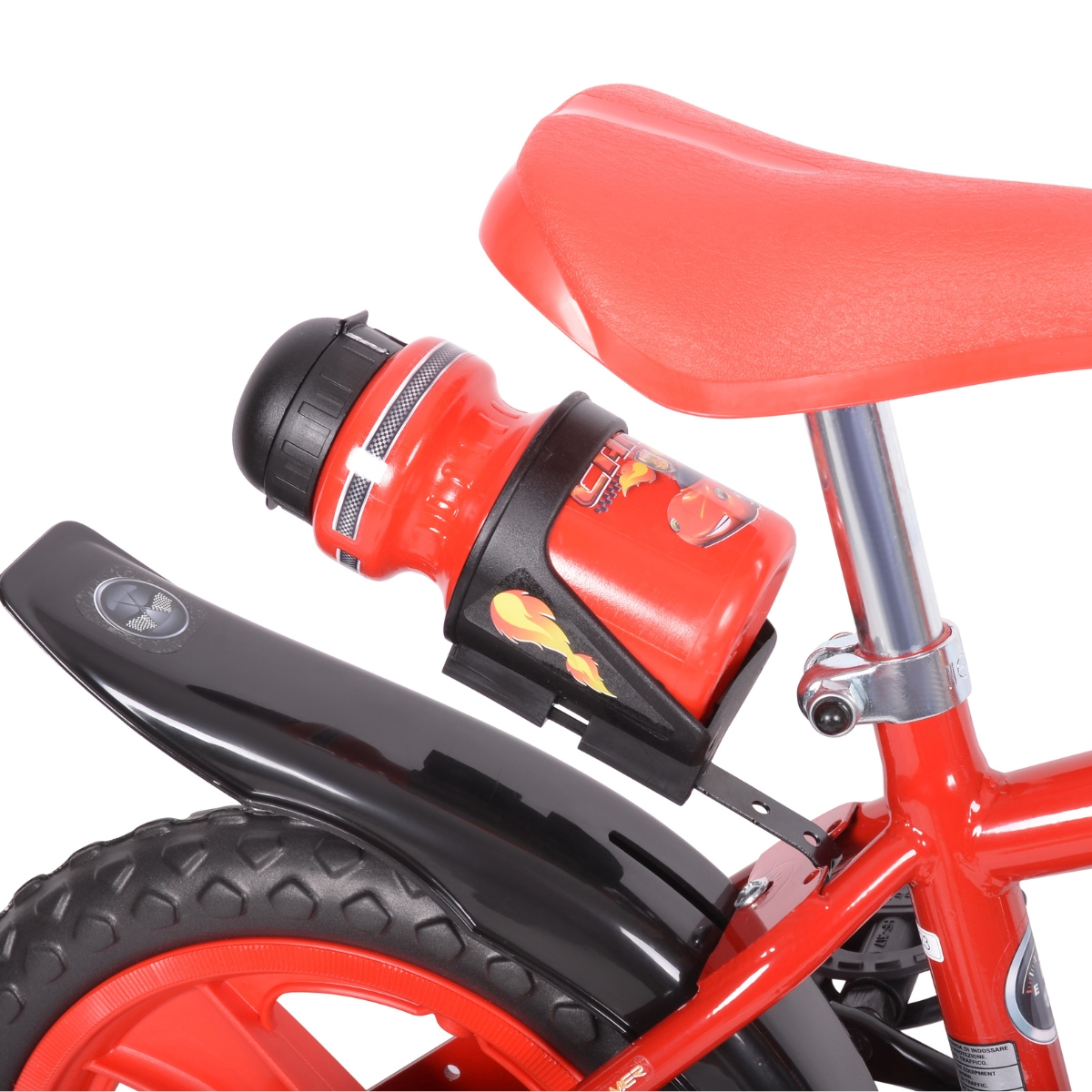 Zbliżenie na czerwone siodełko rowerowe z doczepionym czerwonym bidonem i czarnym błotnikiem.