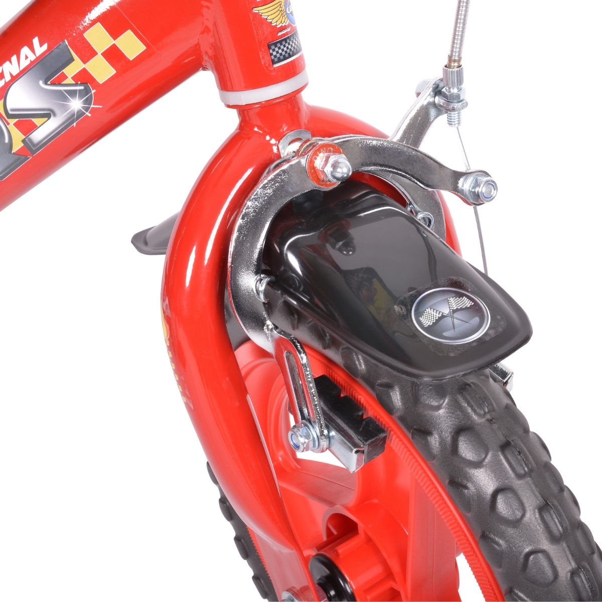 Zbliżenie czerwonej ramy roweru z przednim hamulcem i oponą.