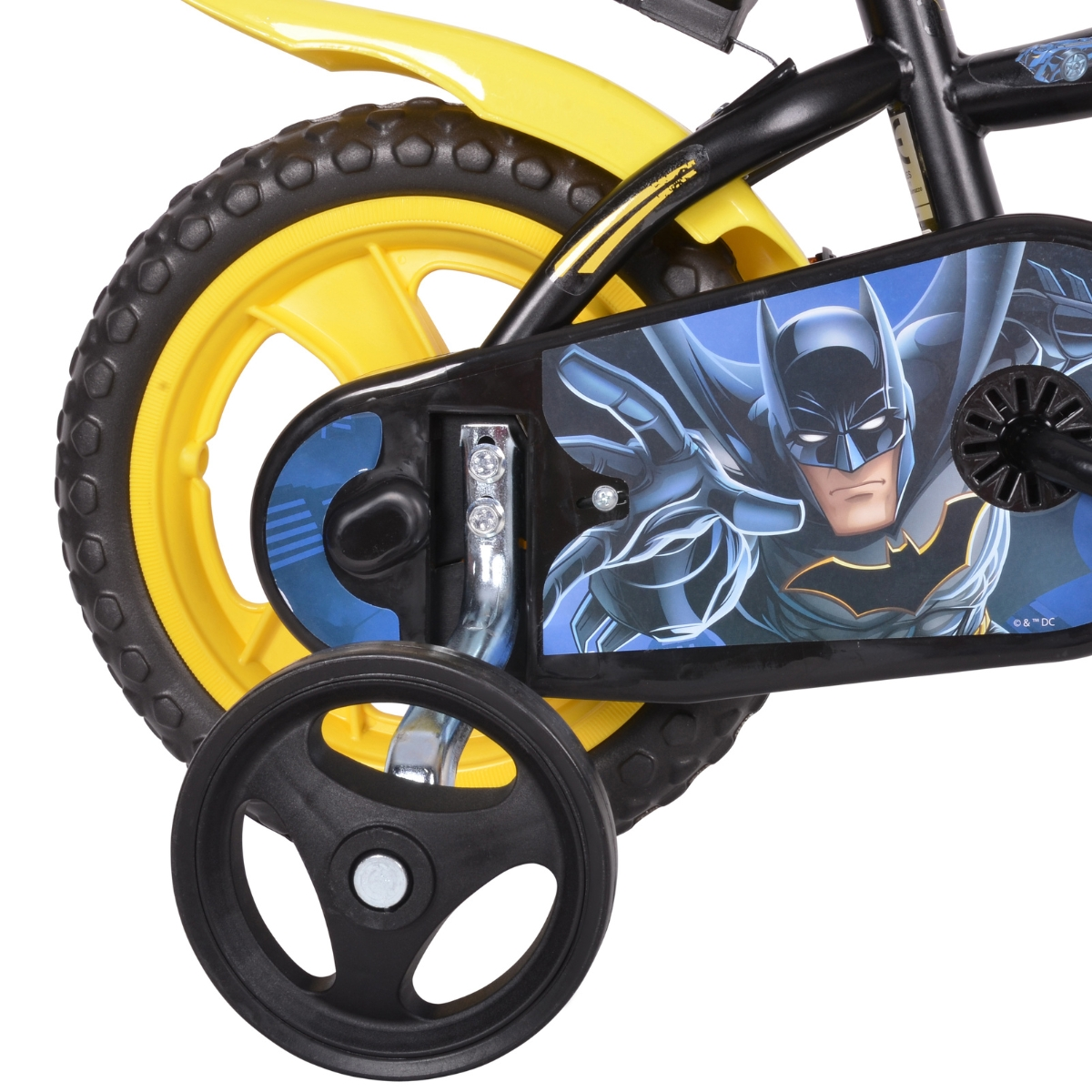 Rama roweru z naklejką Batmana, żółta obręcz, czarna opona i kółko podporowe.
