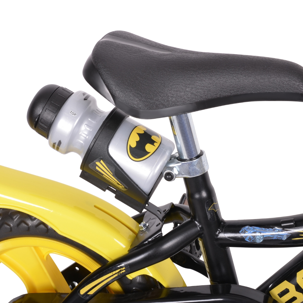 Żółte siodełko roweru dziecięcego z uchwytem na bidon Batmana.