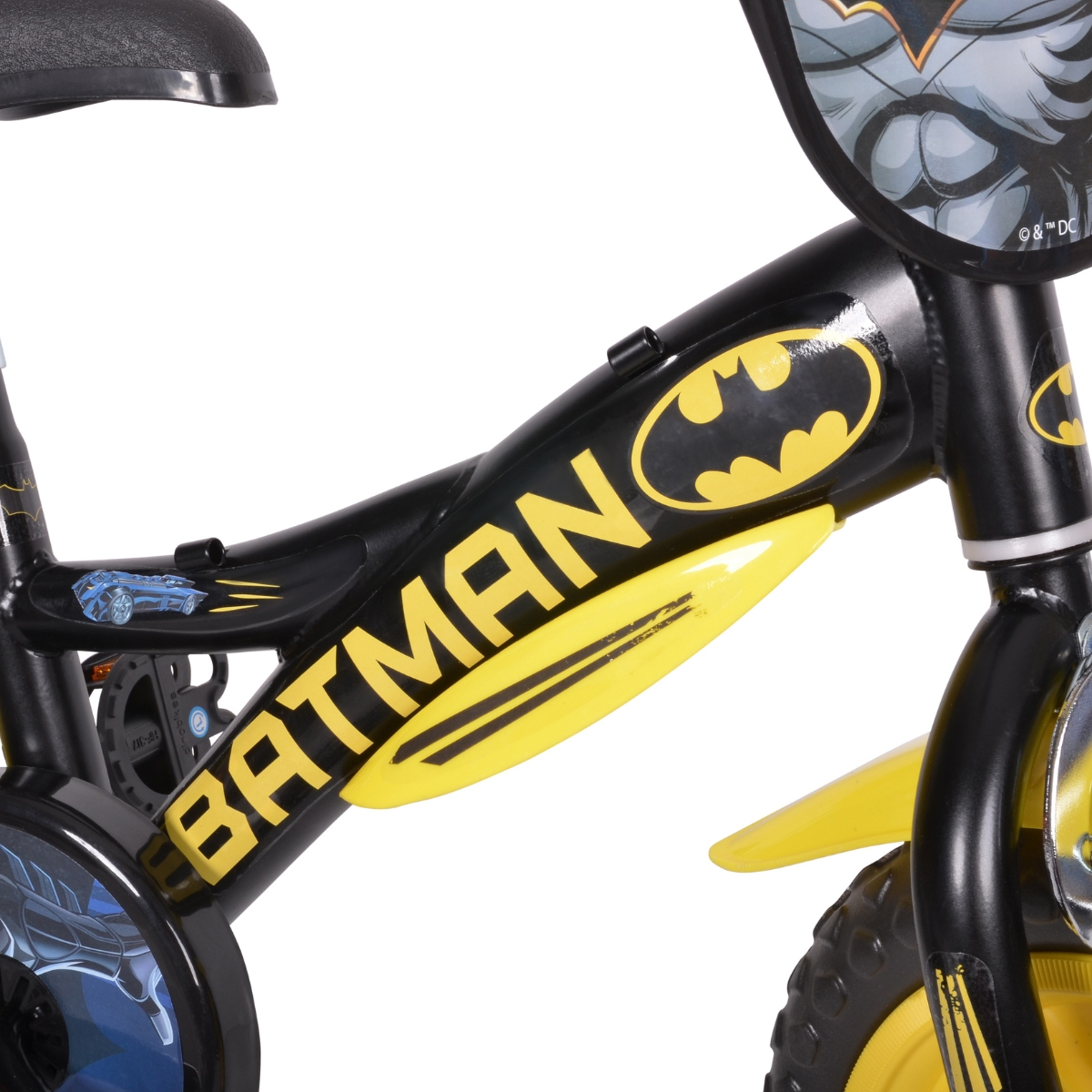 Czarny rower dziecięcy z żółtym logo i napisem Batman.