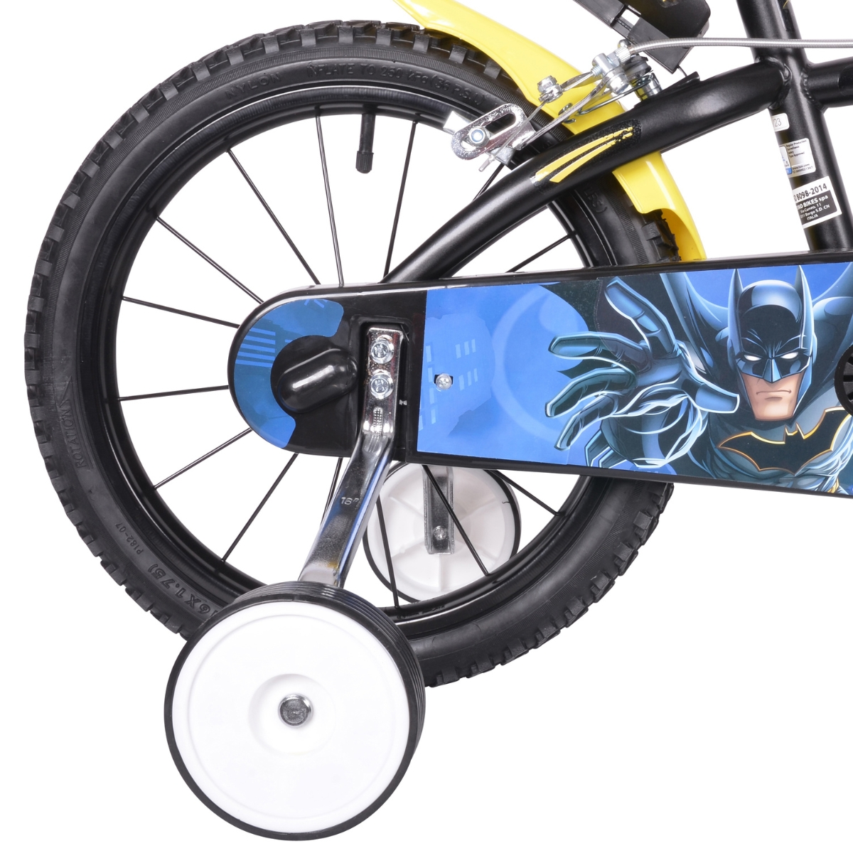 Zbliżenie tylnego koła roweru z grafiką Batmana i kółkami podporowymi.