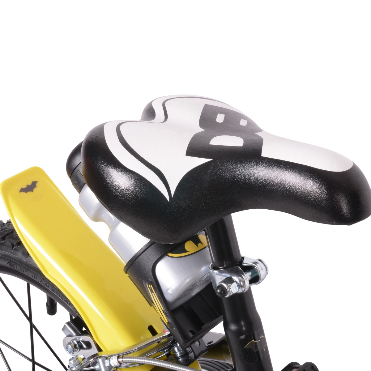 Zbliżenie na żółte błotniki rowerowe z logo Batmana i czarne siodełko.