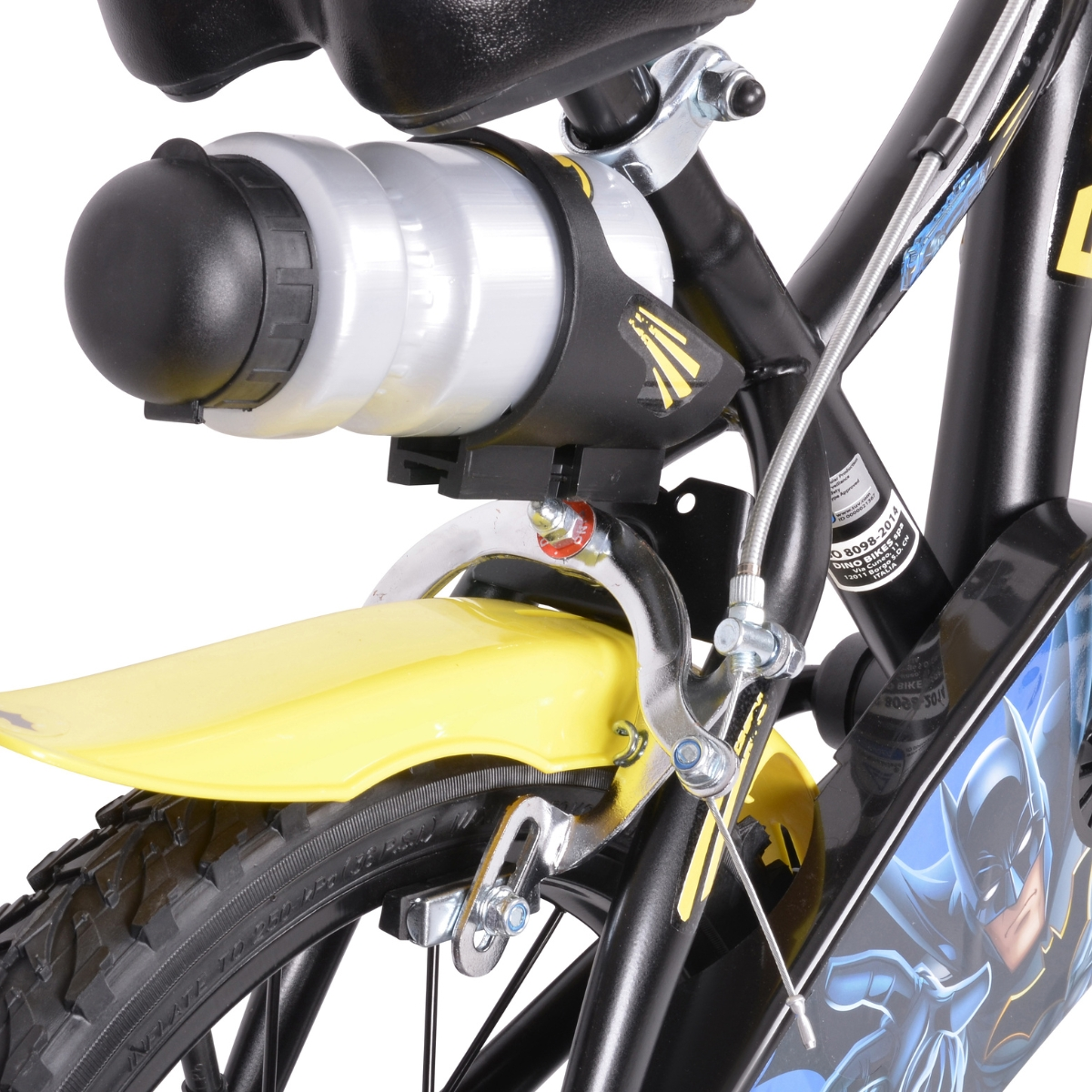 Rower z żółtym błotnikiem, uchwytem na bidon i grafiką Batmana.