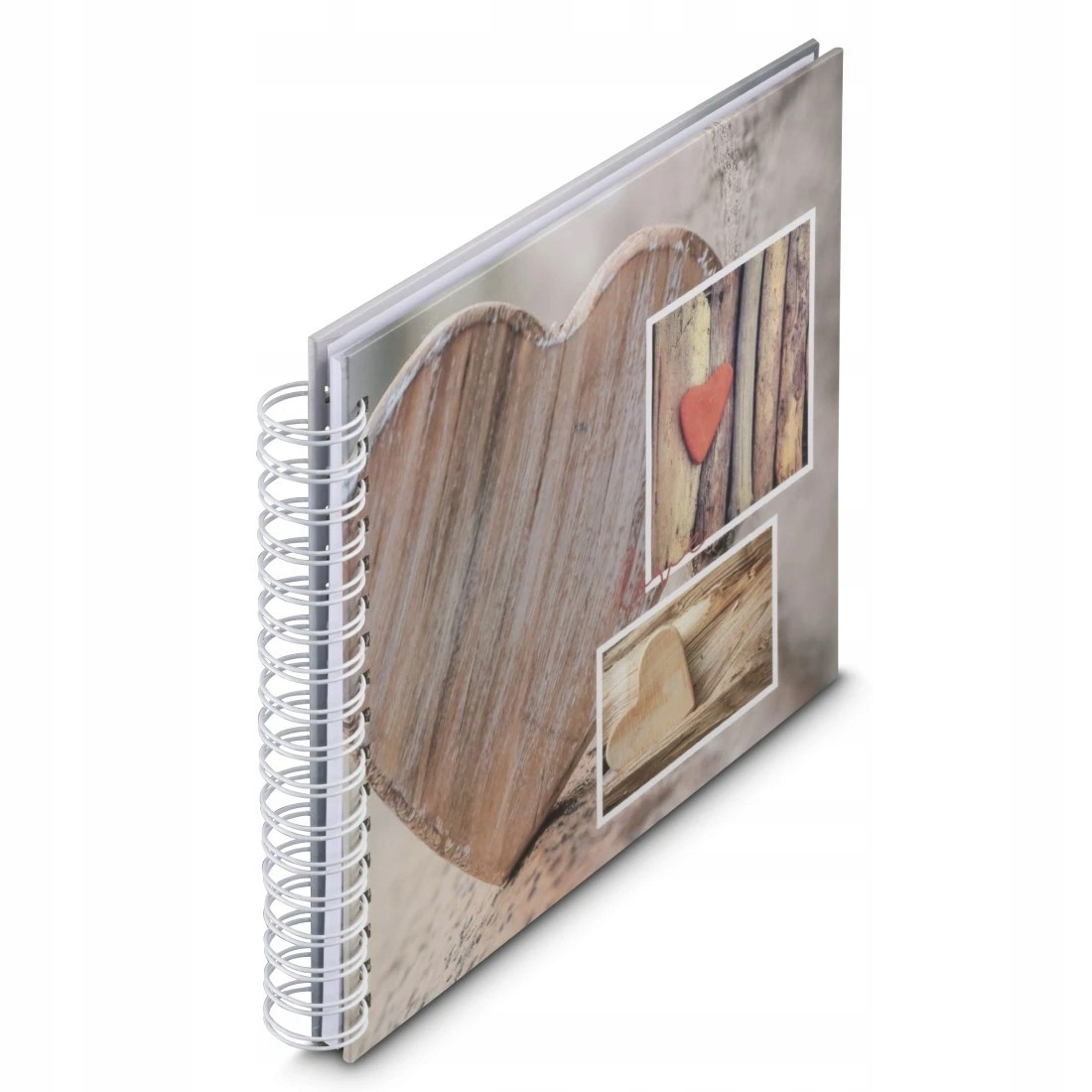 Album spiralny z dużym drewnianym sercem i mniejszymi zdjęciami serc.