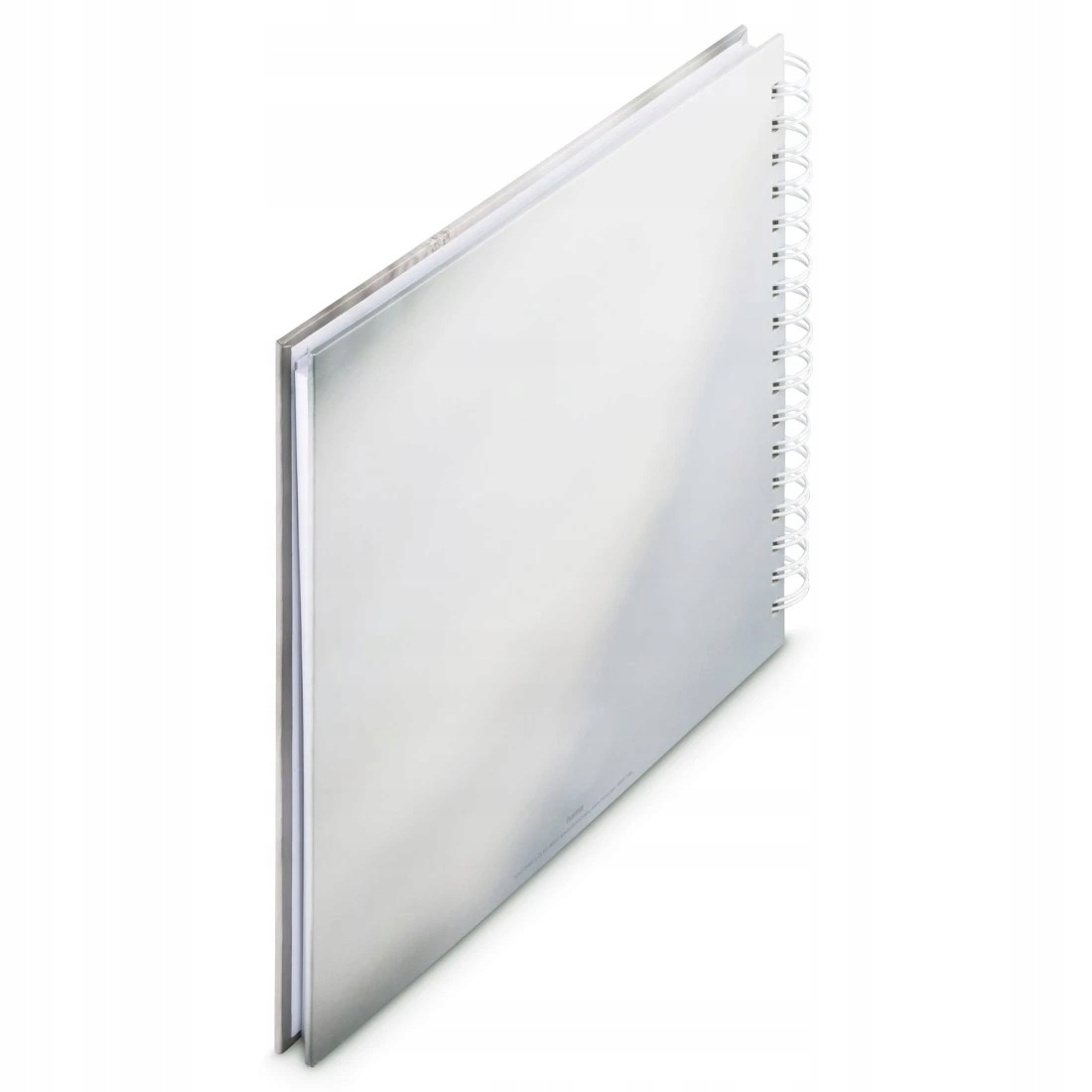 Srebrny notatnik spiralny na białym tle.