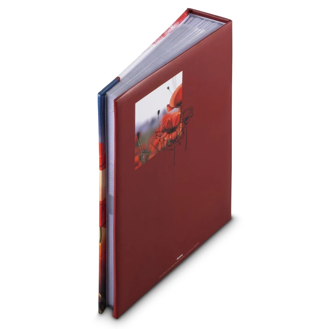 Czerwony album z obrazkiem maku na okładce. Strony są wypełnione.