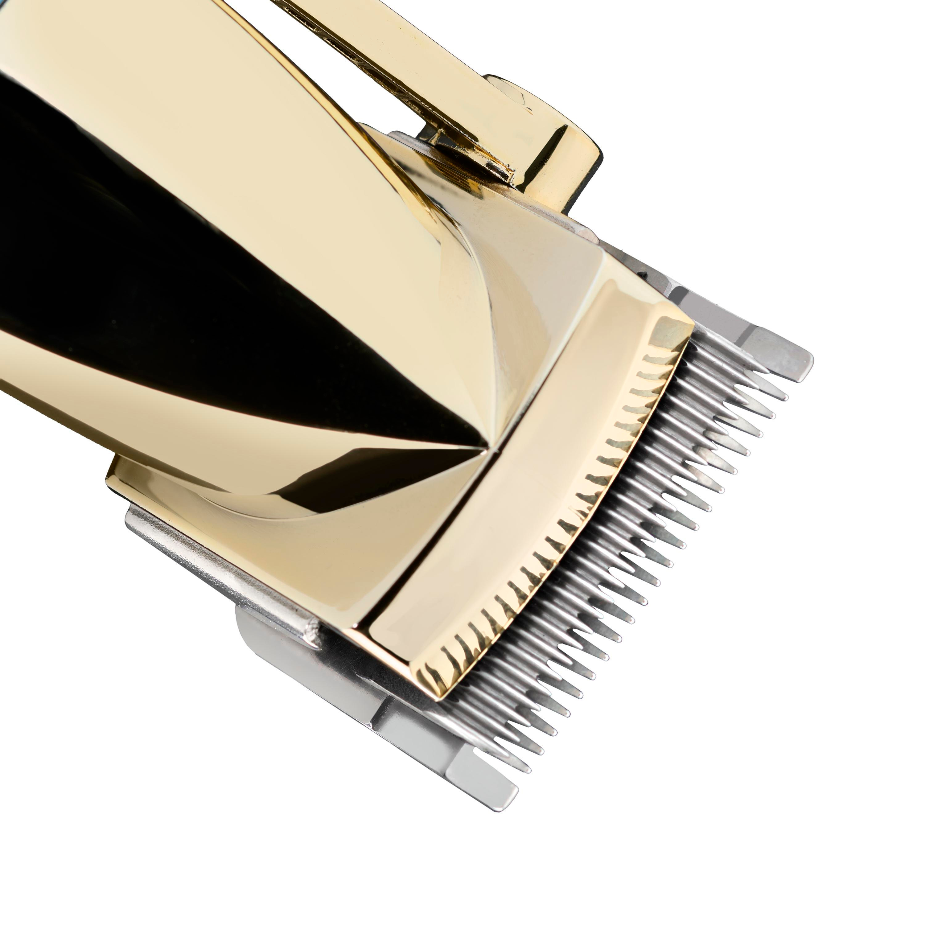 Zbliżenie złotego trymera do włosów ze srebrnymi ostrzami.