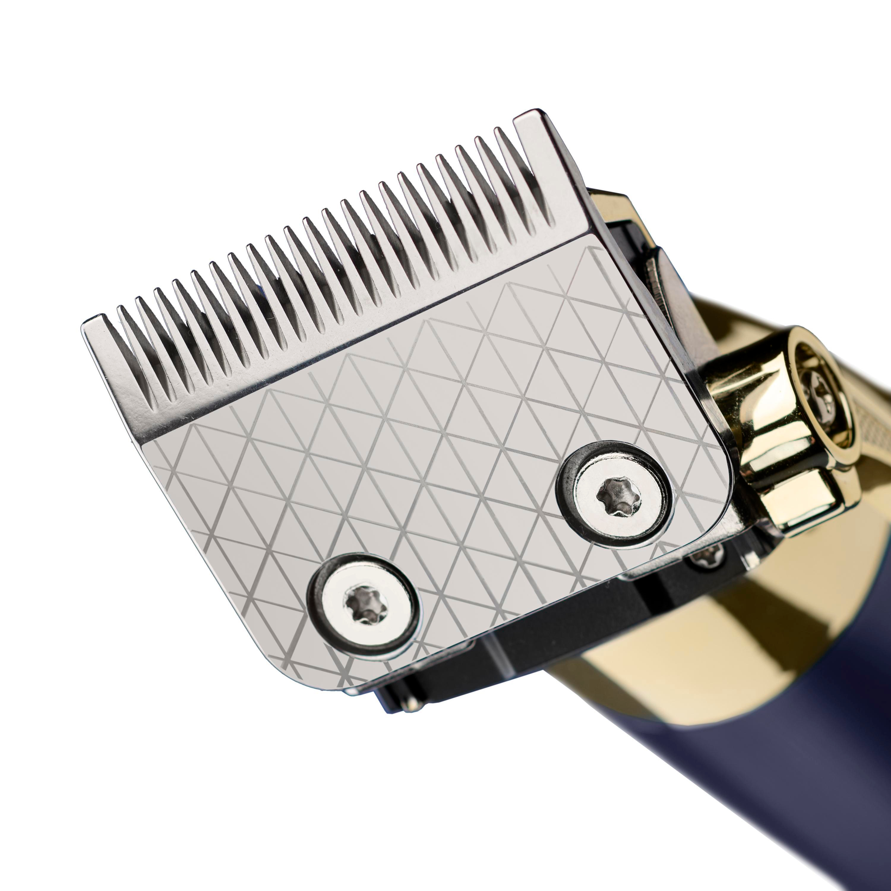 Zbliżenie srebrnej maszynki do strzyżenia włosów ze złotymi akcentami i niebieskim uchwytem.