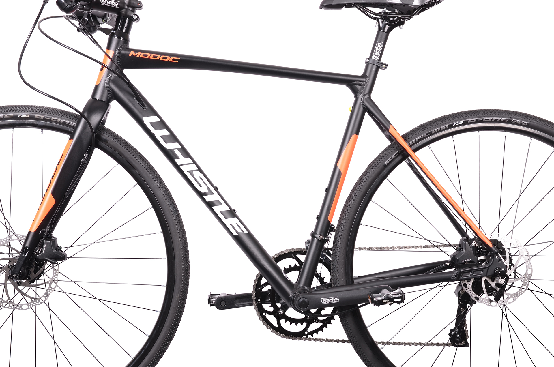 Czarny rower z pomarańczowymi akcentami, hamulcami tarczowymi i przerzutkami.