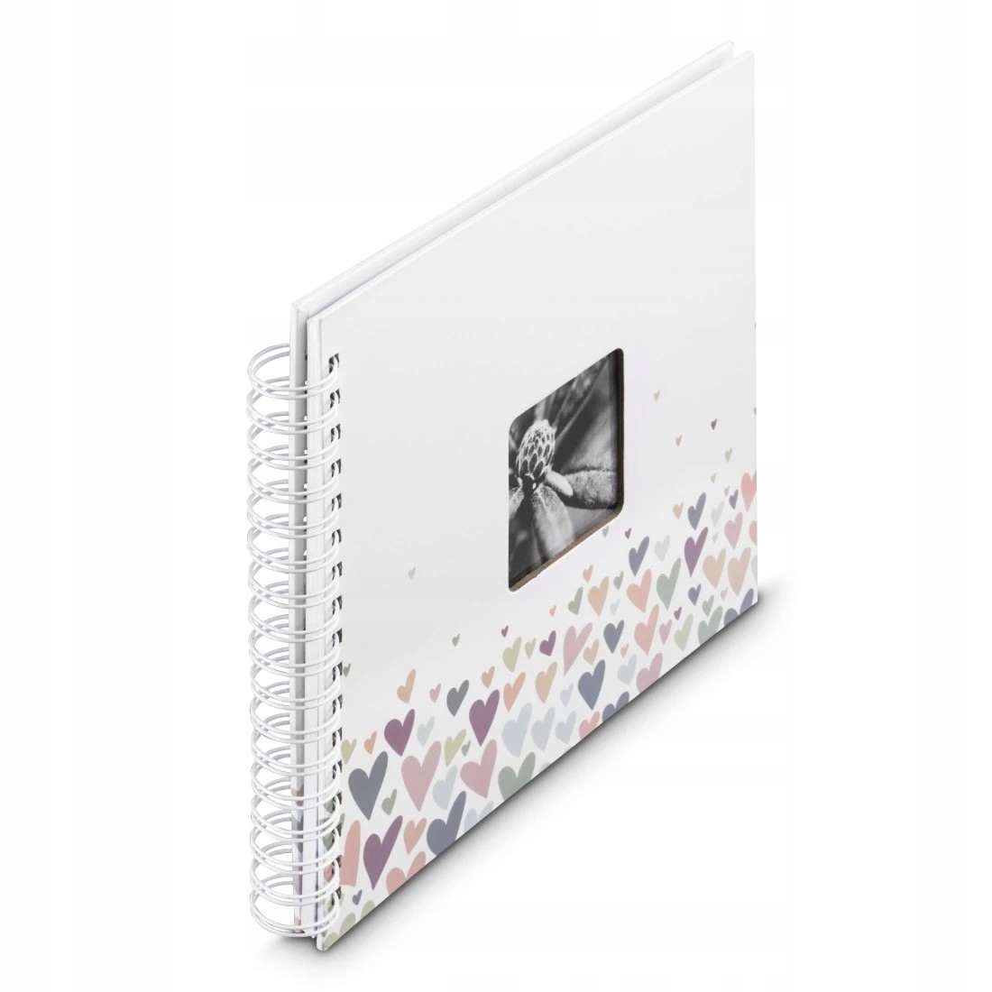 Biały notatnik spiralny z ramką na zdjęcie i dekoracjami w kształcie serc.