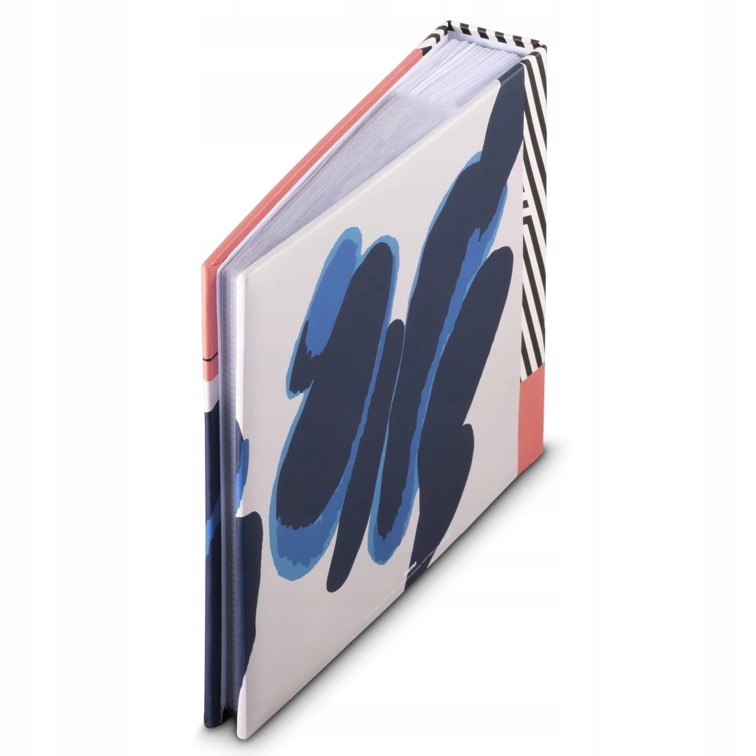 Zamknięty album z białą okładką, ozdobioną abstrakcyjnymi granatowymi i jasnoniebieskimi pociągnięciami pędzla.