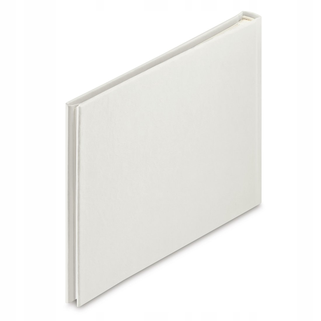 Zamknięta, biała książka w lnianej okładce leży na białym tle.