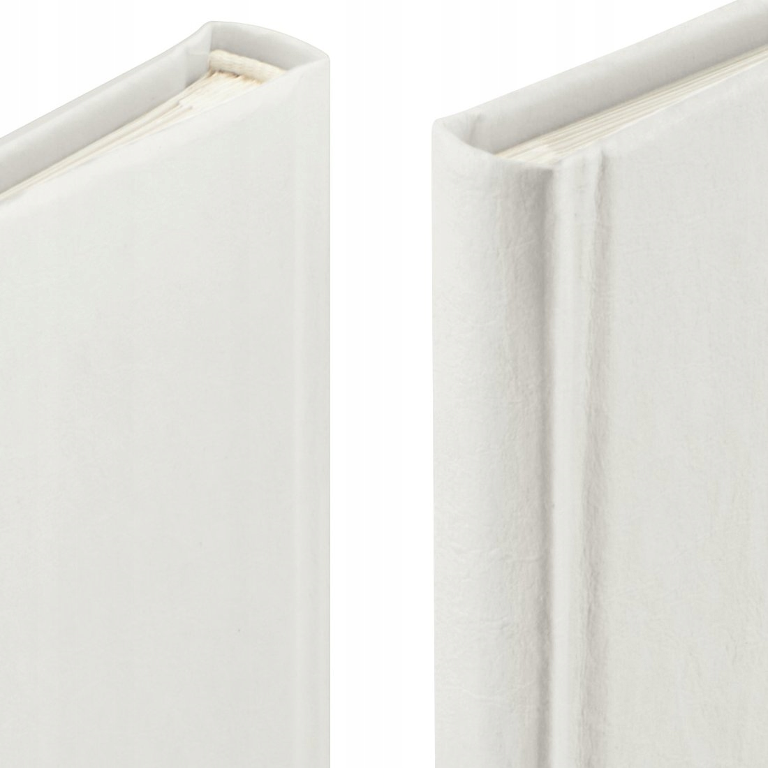 Dwa białe książki, zbliżenie grzbietów i stron.