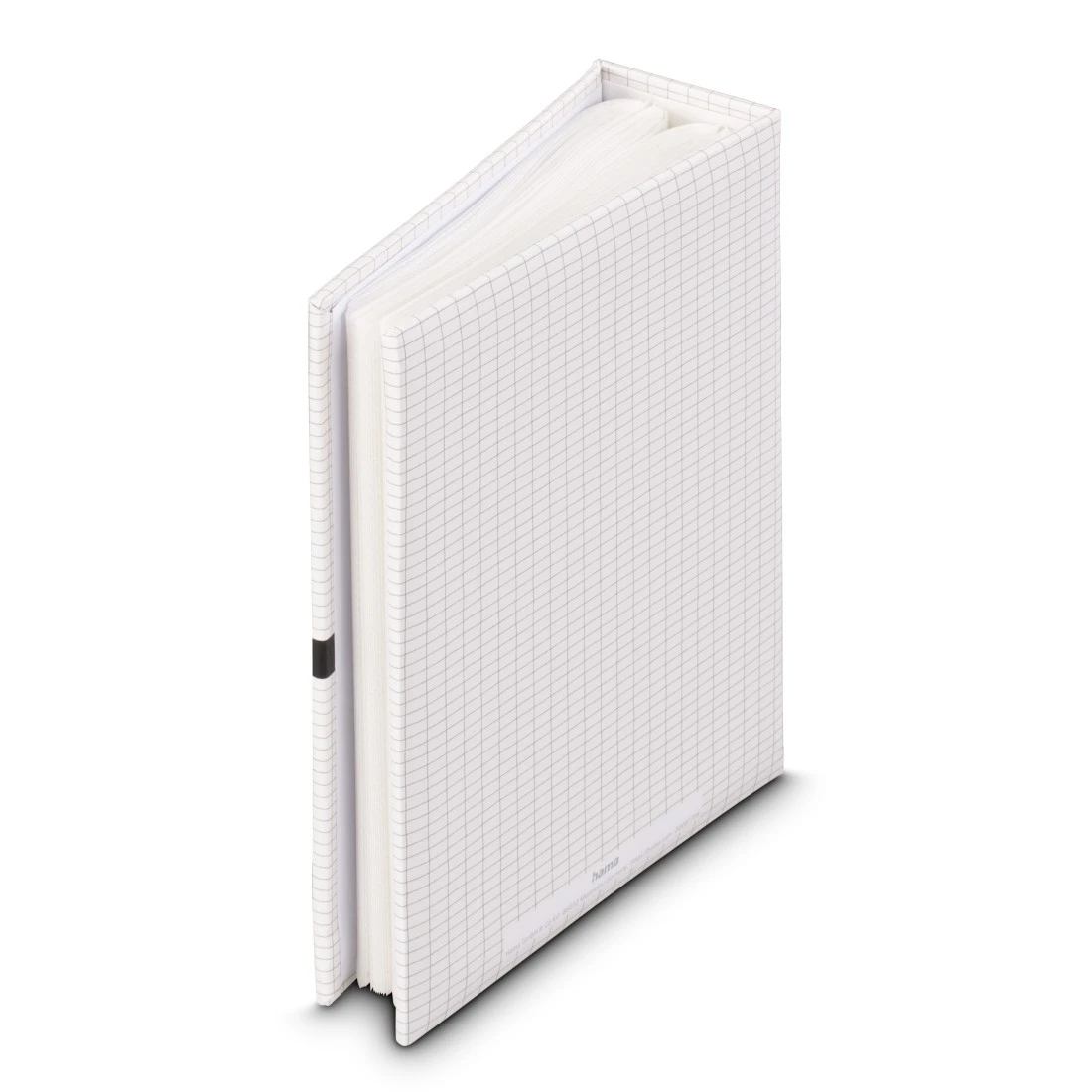 Biały zeszyt w kratkę, stojący pionowo.