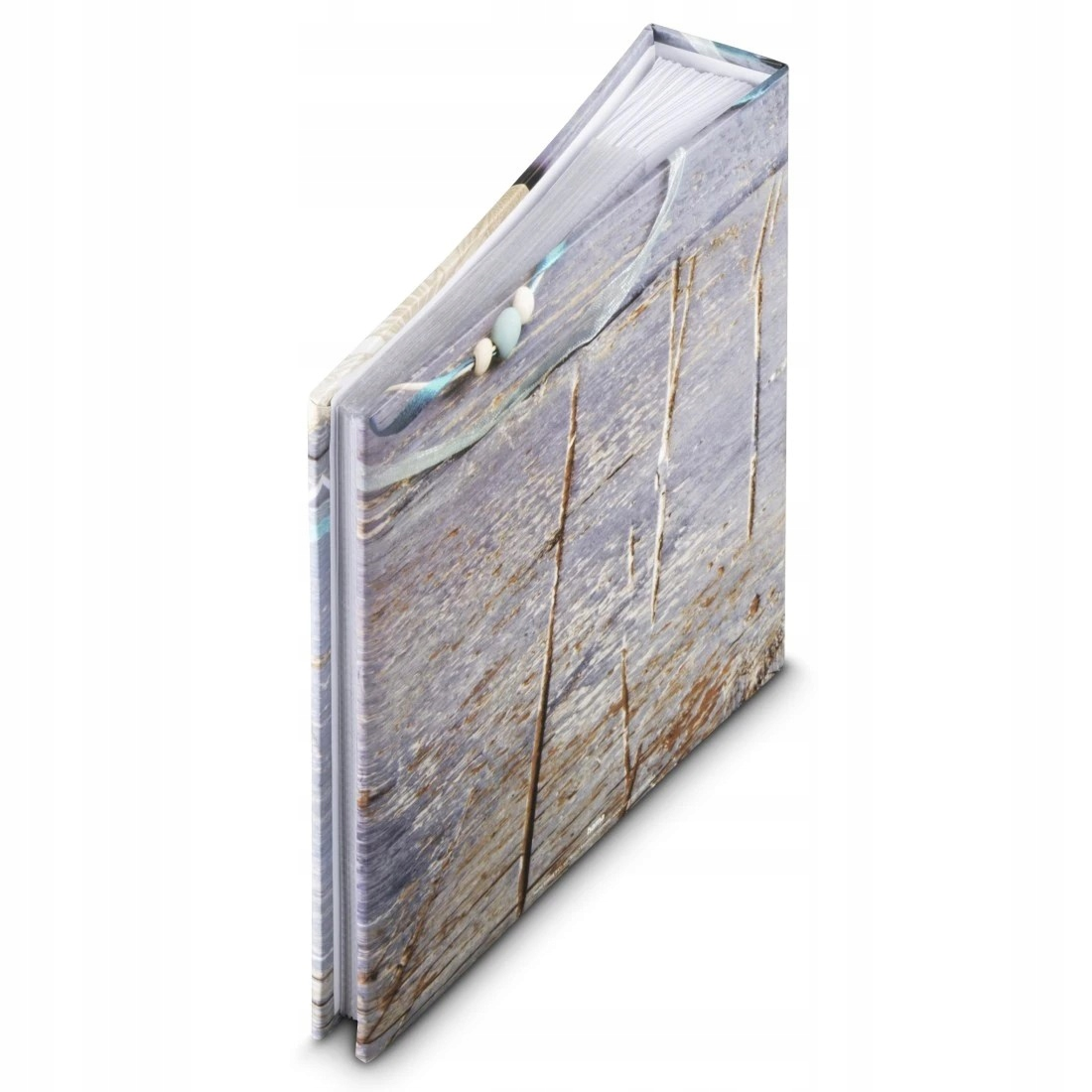 Album na zdjęcia z wzorem drewna i muszlami na okładce.