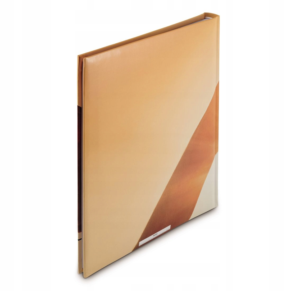 Zamknięta książka z kremową okładką ozdobioną pomarańczową wstęgą.