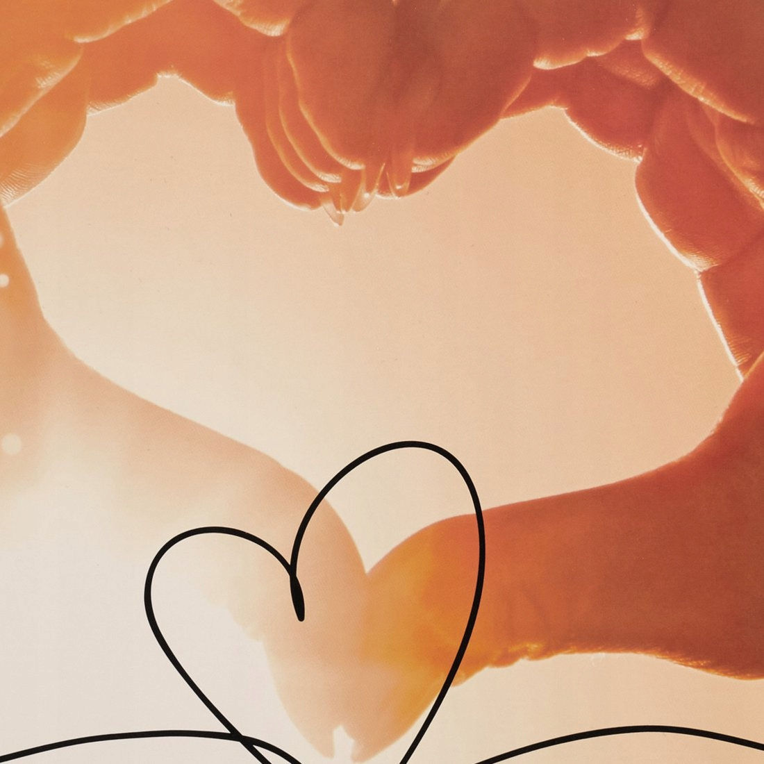 Dłonie tworzą serce na jasnym tle. Narysowana jest czarna linia serca.