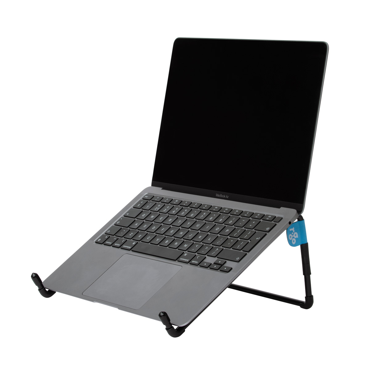 Ein graues MacBook Air auf einem schwarzen Laptopständer mit blauem Logo.