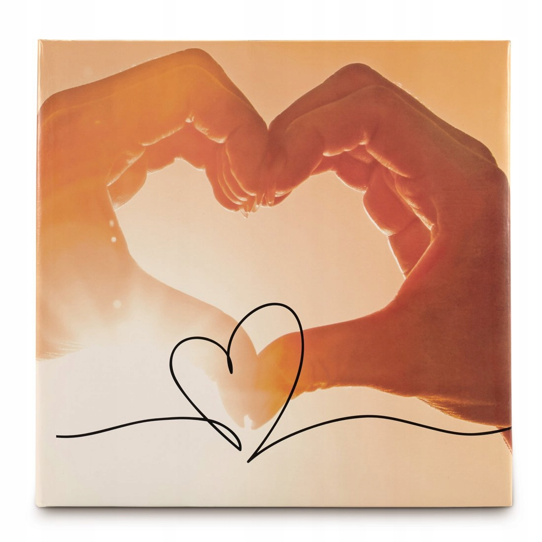 Dłonie tworzą serce na tle słonecznego nieba, z czarnym rysunkiem serca.