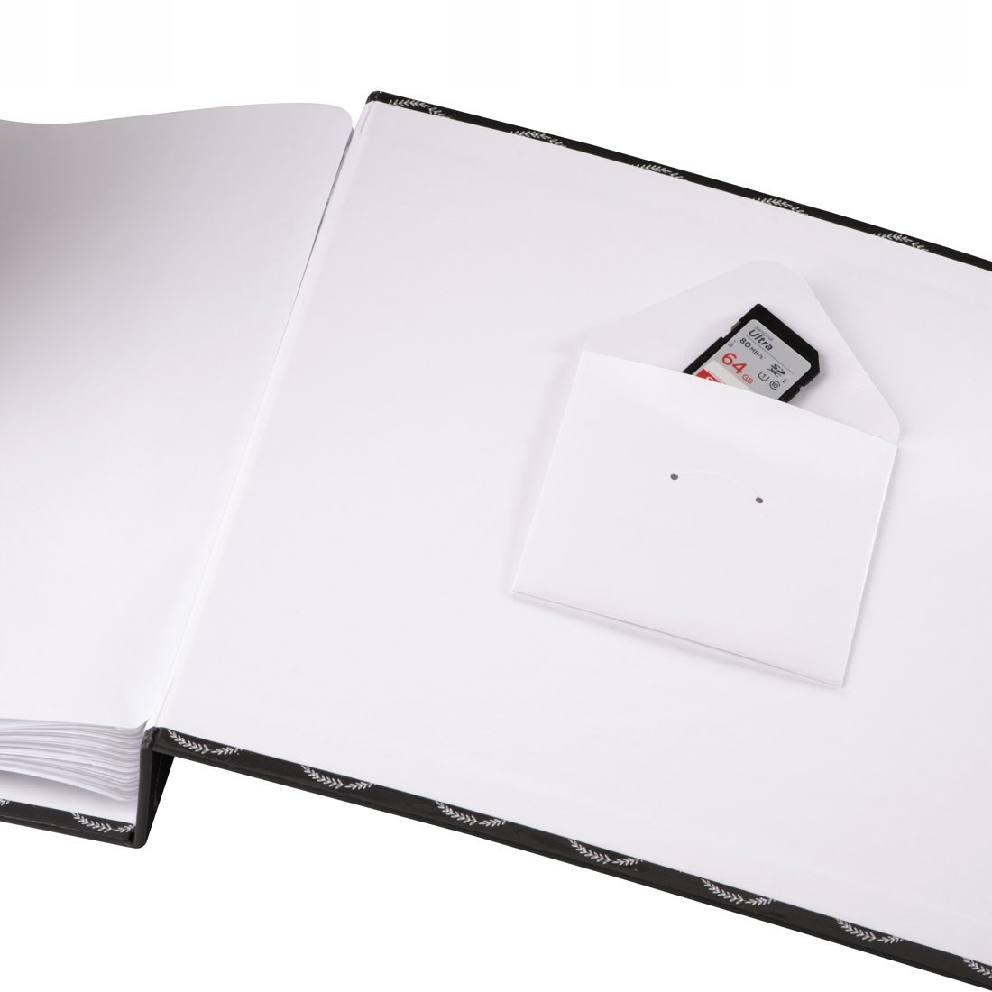 Otwarty notatnik z kartą SD w białej kieszonce.