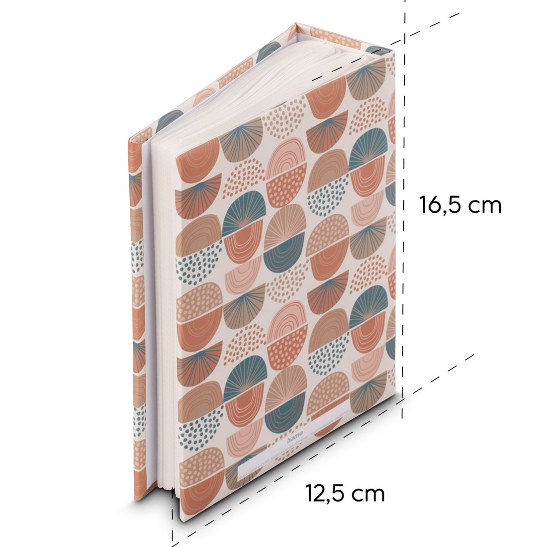Album fotograficzny ze wzorem geometrycznym w odcieniach ziemi. Wymiary: 16,5 x 12,5 cm.