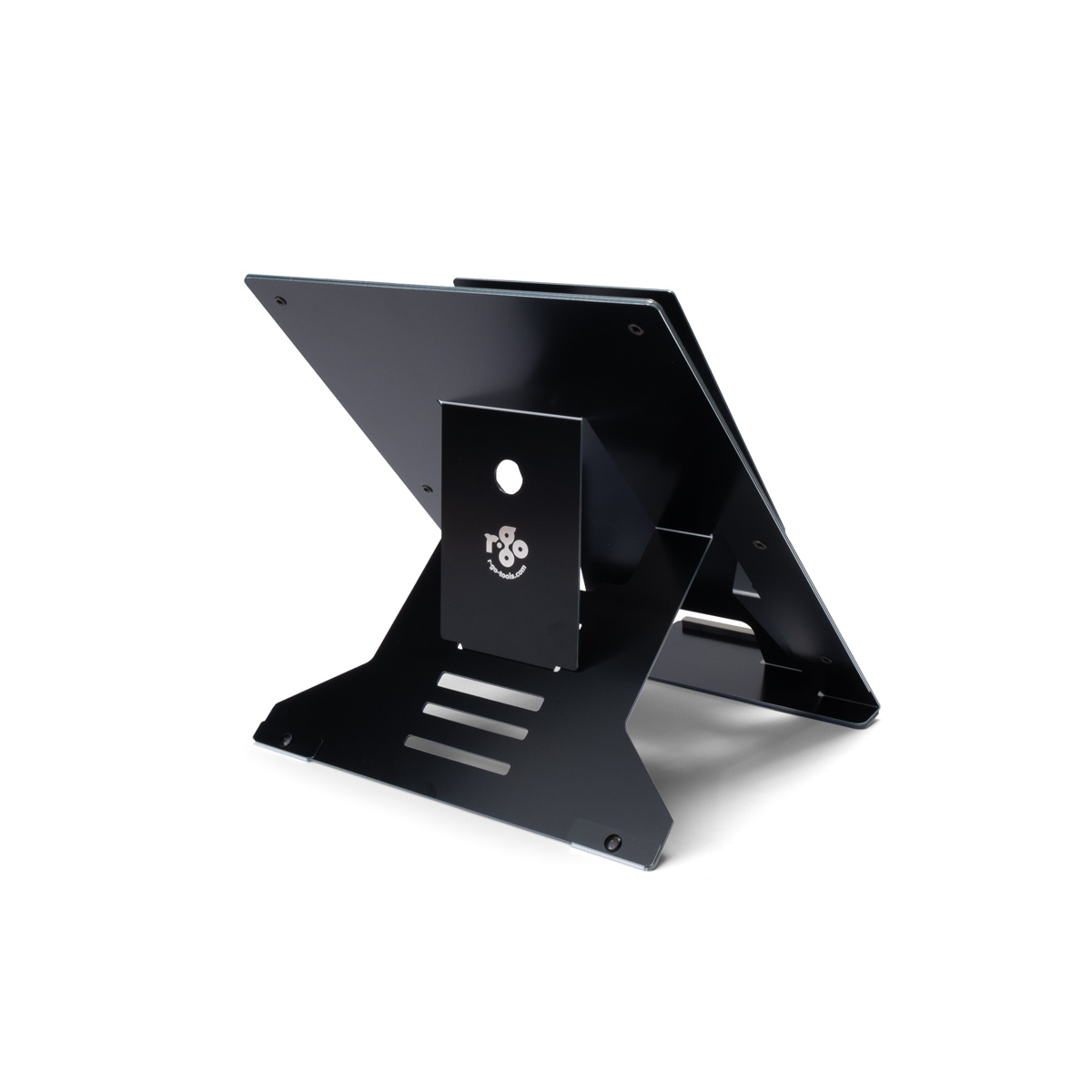 Ein schwarzer Laptopständer aus Metall mit einem Logo auf der Rückseite.