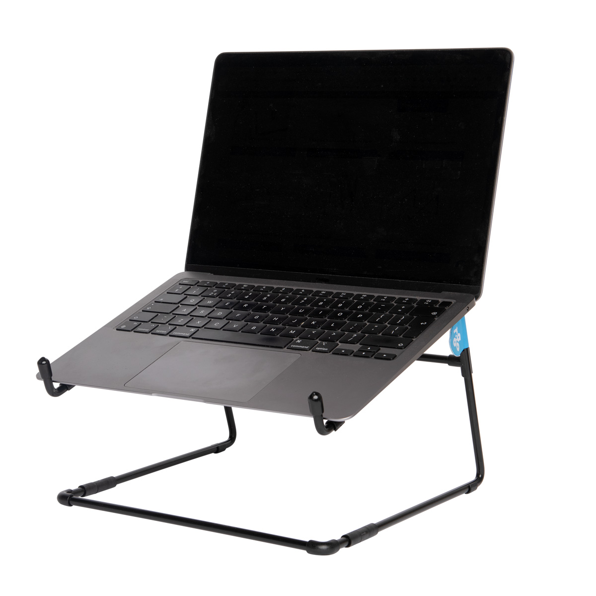 Ein graues Laptop auf einem schwarzen Ständer, isoliert auf weißem Hintergrund.
