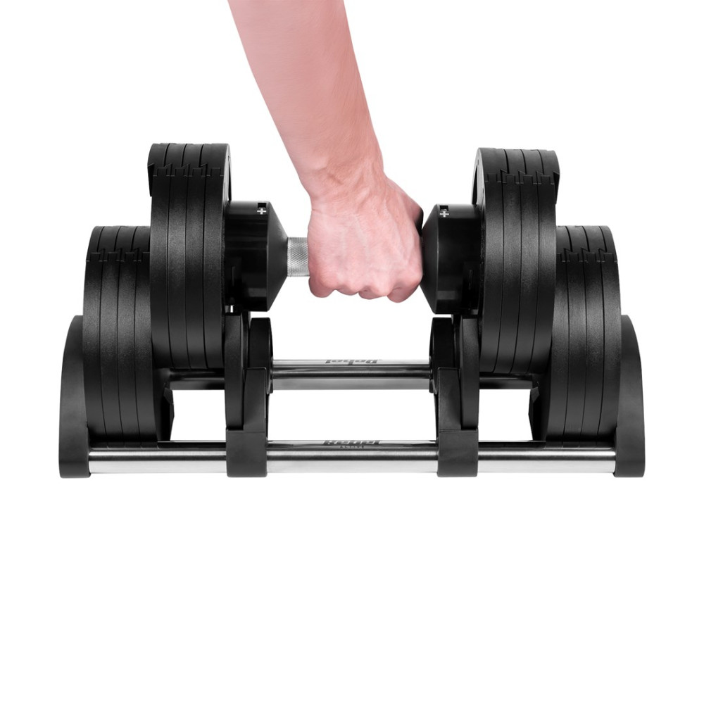 Dłoń trzyma regulowany hantel z czarnymi talerzami.