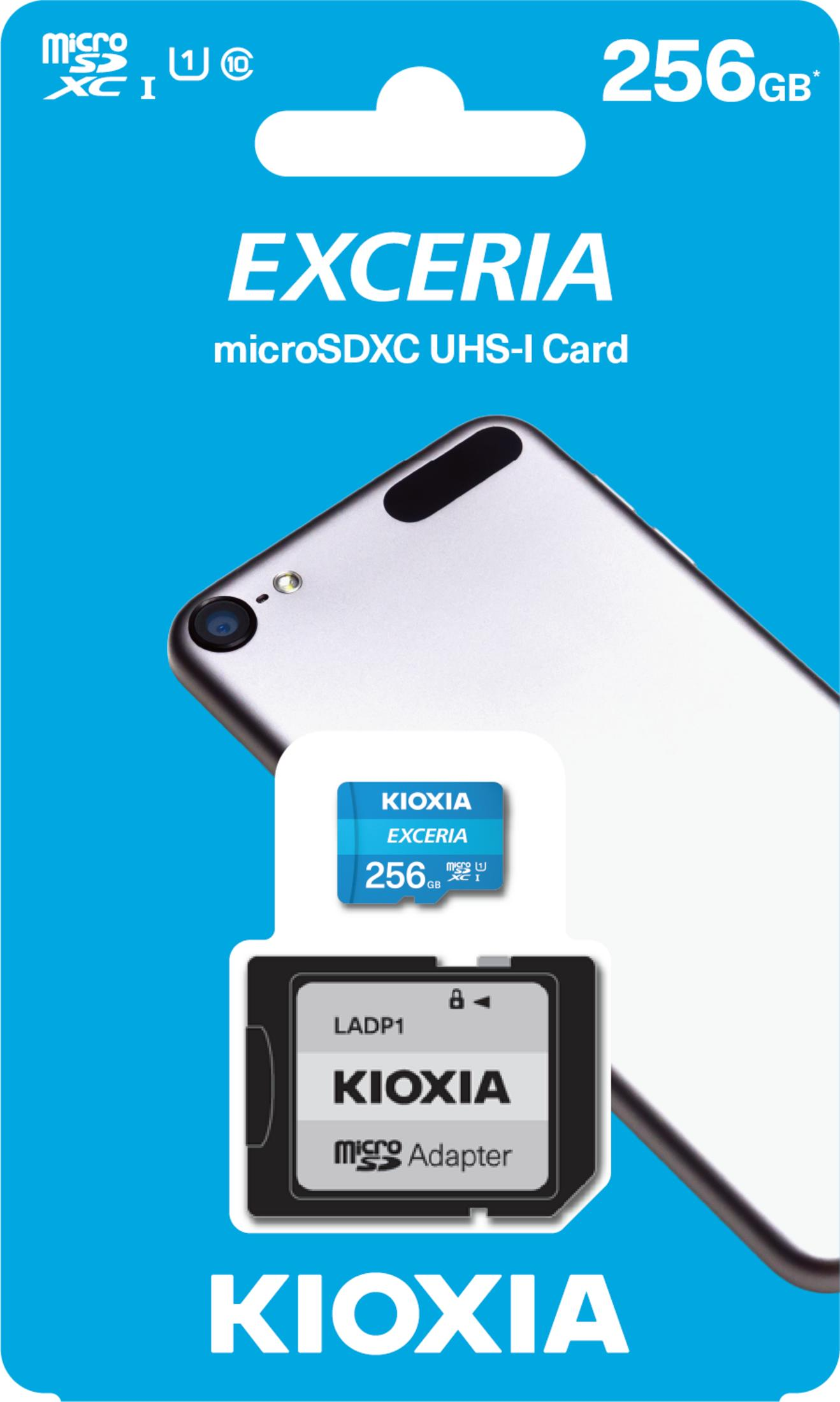 Scheda Kioxia Exceria 256GB microSDXC UHS-I con adattatore, telefono argento sullo sfondo.