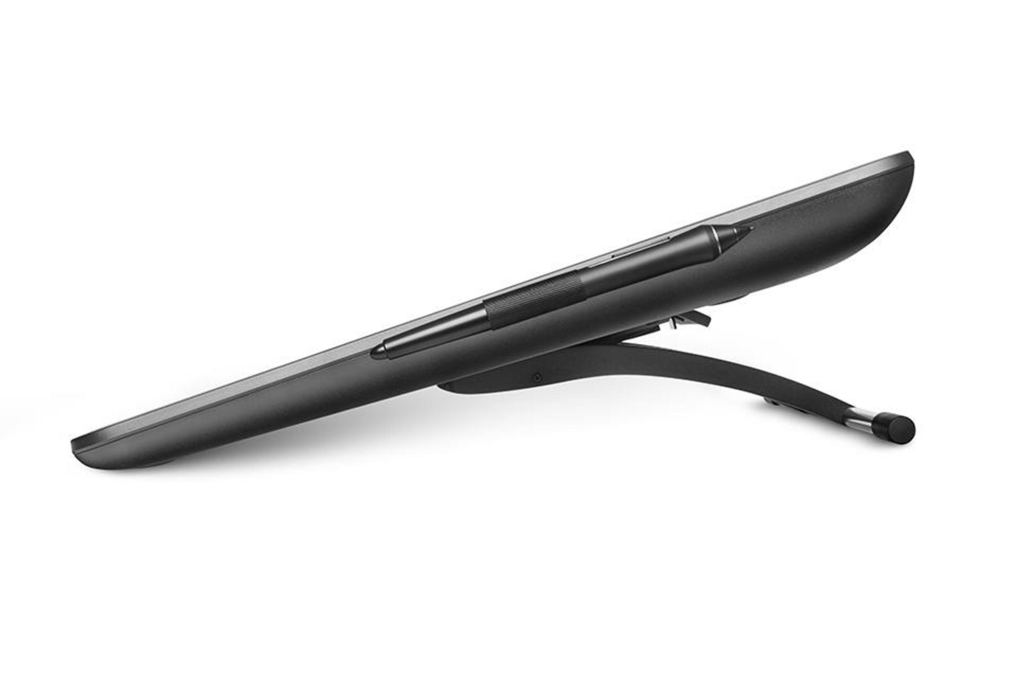 Czarny rysik spoczywa na stojaku z możliwością nachylenia tabletu.
