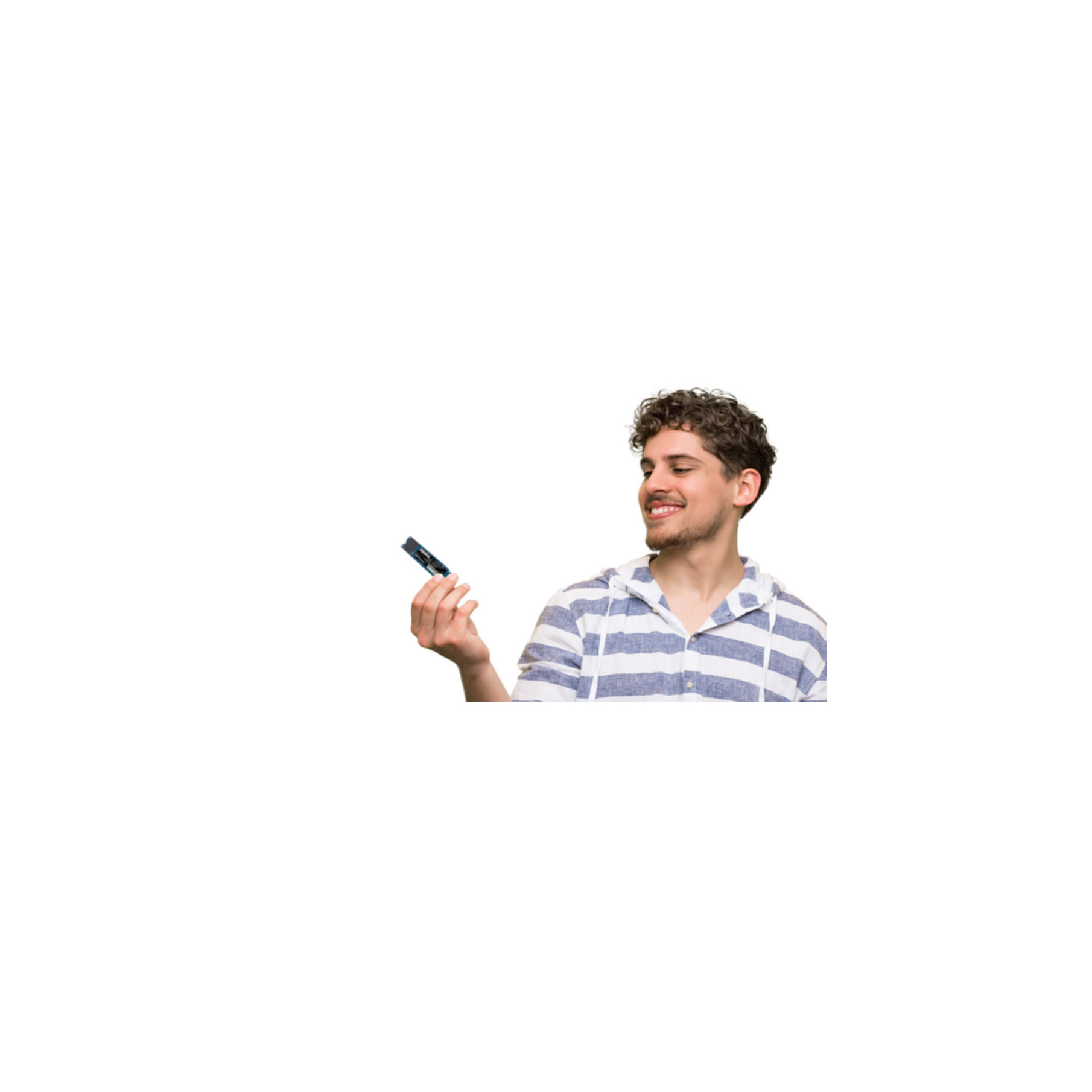 Mężczyzna z kręconymi włosami trzyma pendrive'a.