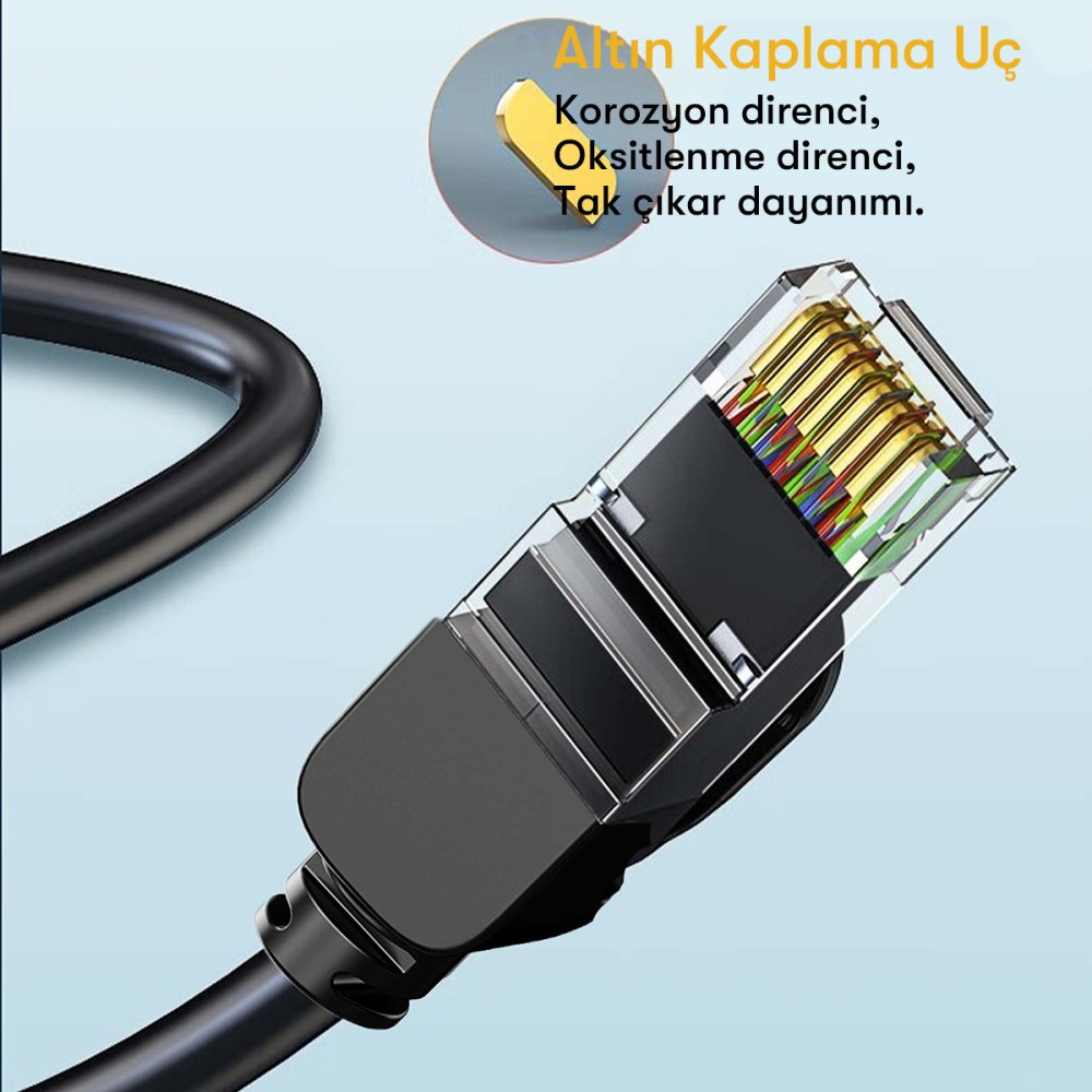 Altın uçlu Ethernet kablo konektörünün yakın çekimi, renkli teller görünüyor.