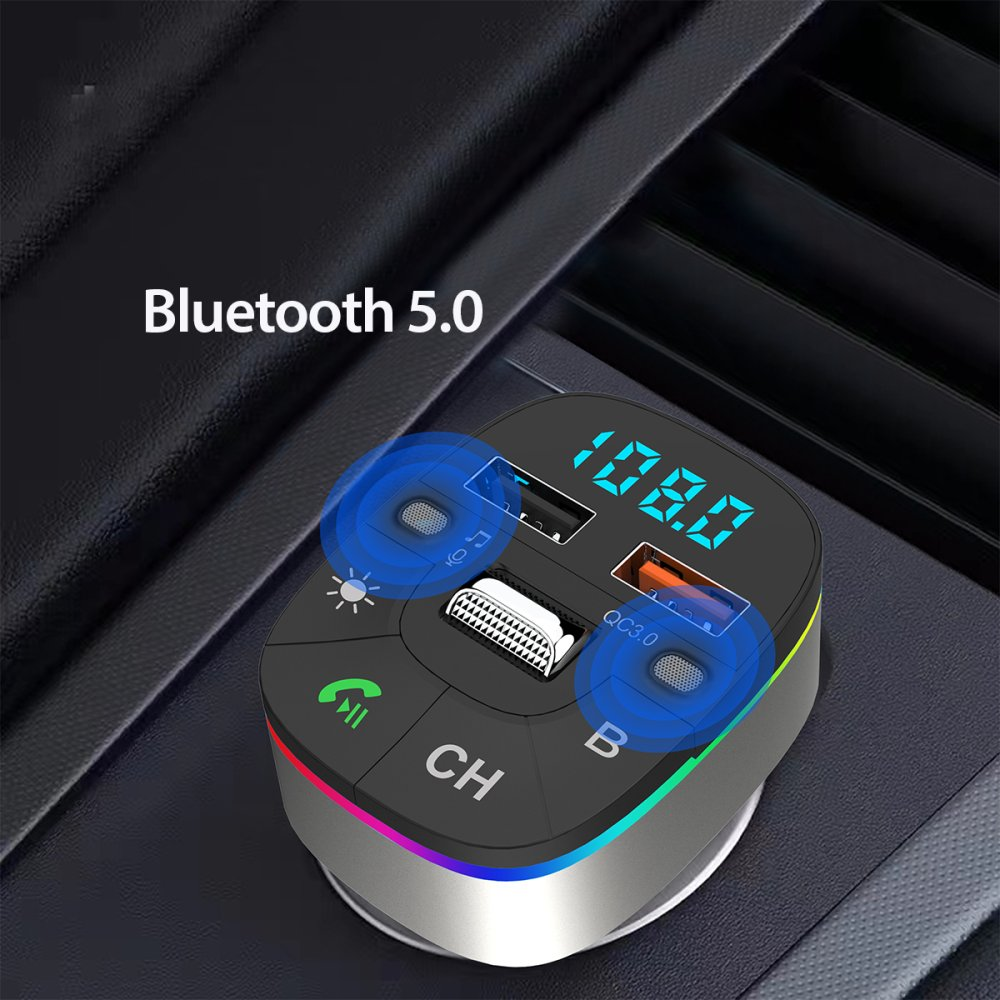 Dijital ekranlı ve çift USB bağlantı noktalı siyah Bluetooth 5.0 araç şarj cihazı.