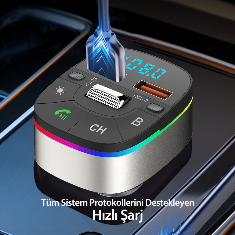 QC 3.0, USB portlu ve renkli LED aydınlatmalı siyah araç şarj adaptörü.