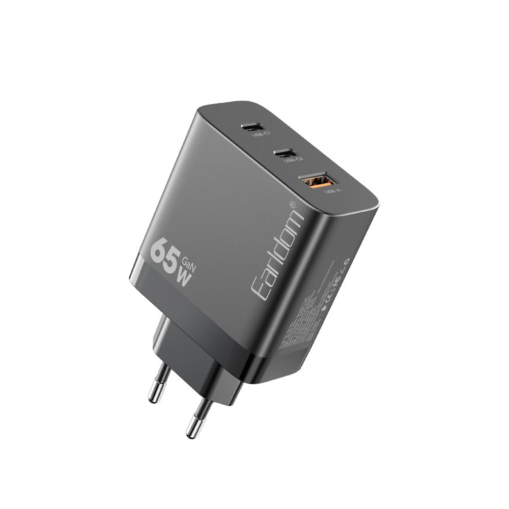 Earldom gri 65W GaN şarj cihazı, iki USB-C ve bir USB-A olmak üzere üç bağlantı noktasına sahip.